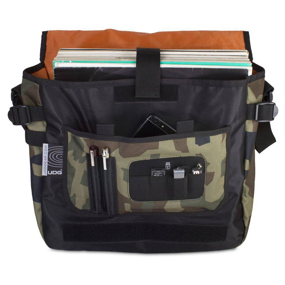 UDG ULTIMATE COURIERBAG CAMUFLAJE NEGRO INTERIOR NARANJA