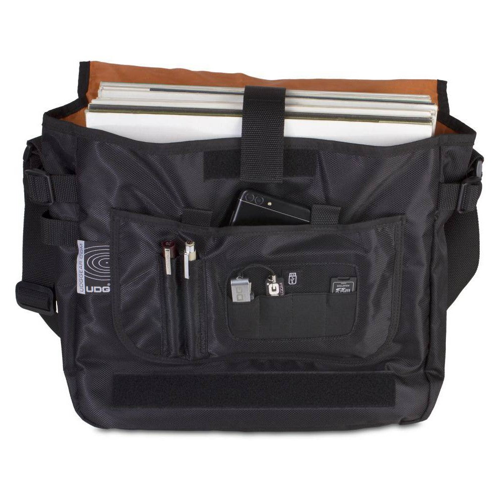 UDG GEAR U9450BL/OR - ULTIMATE COURIERBAG  BLACK, ORANGE INSIDE