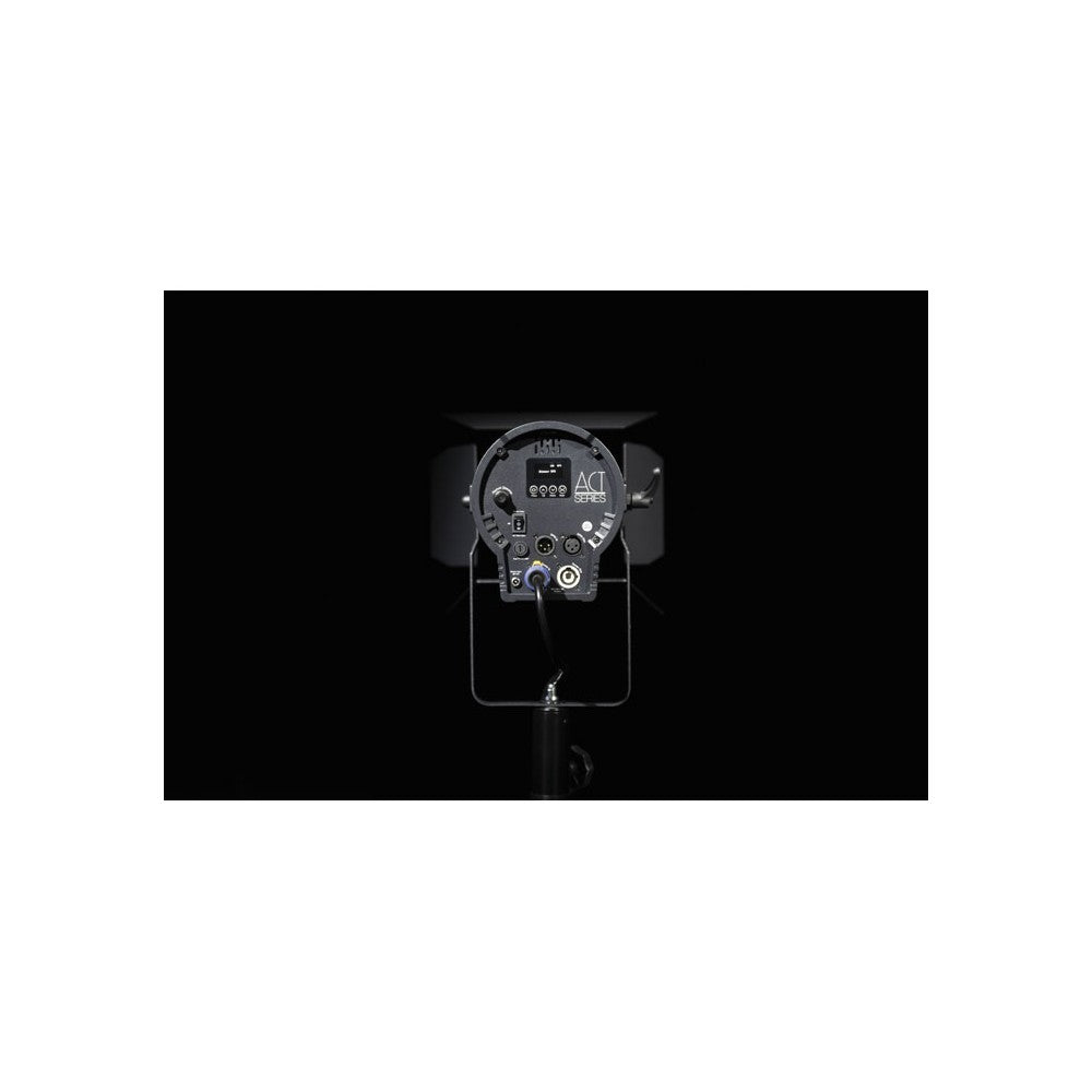 Showtec ACT Fresnel 150 WW Fresnel LED compacto para teatro de 150 W blanco cálido