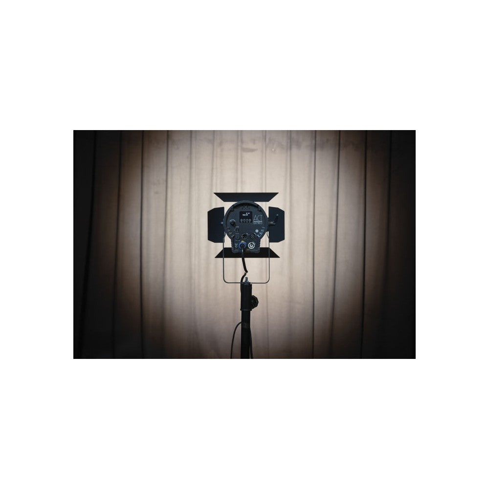 Showtec ACT Fresnel 150 WW Fresnel LED compacto para teatro de 150 W blanco cálido