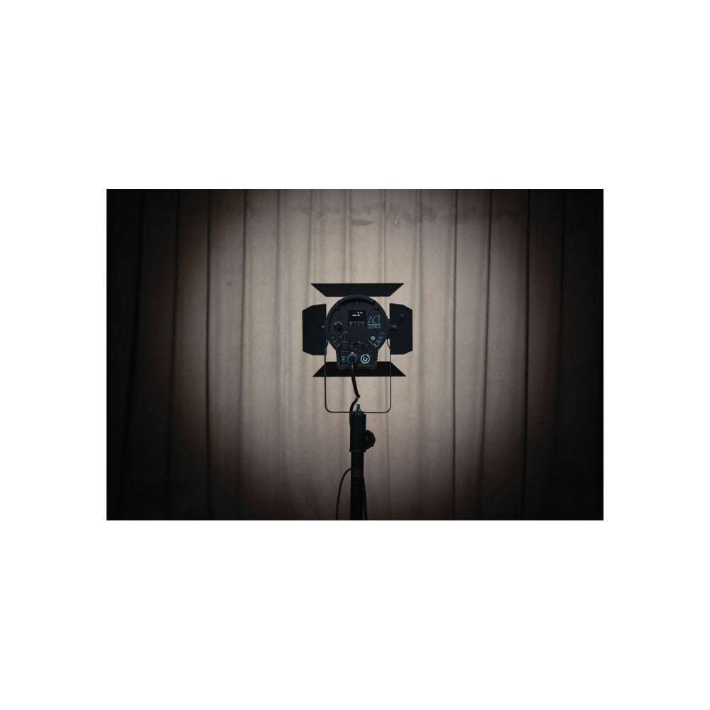 Showtec ACT Fresnel 150 WW Fresnel LED compacto para teatro de 150 W blanco cálido