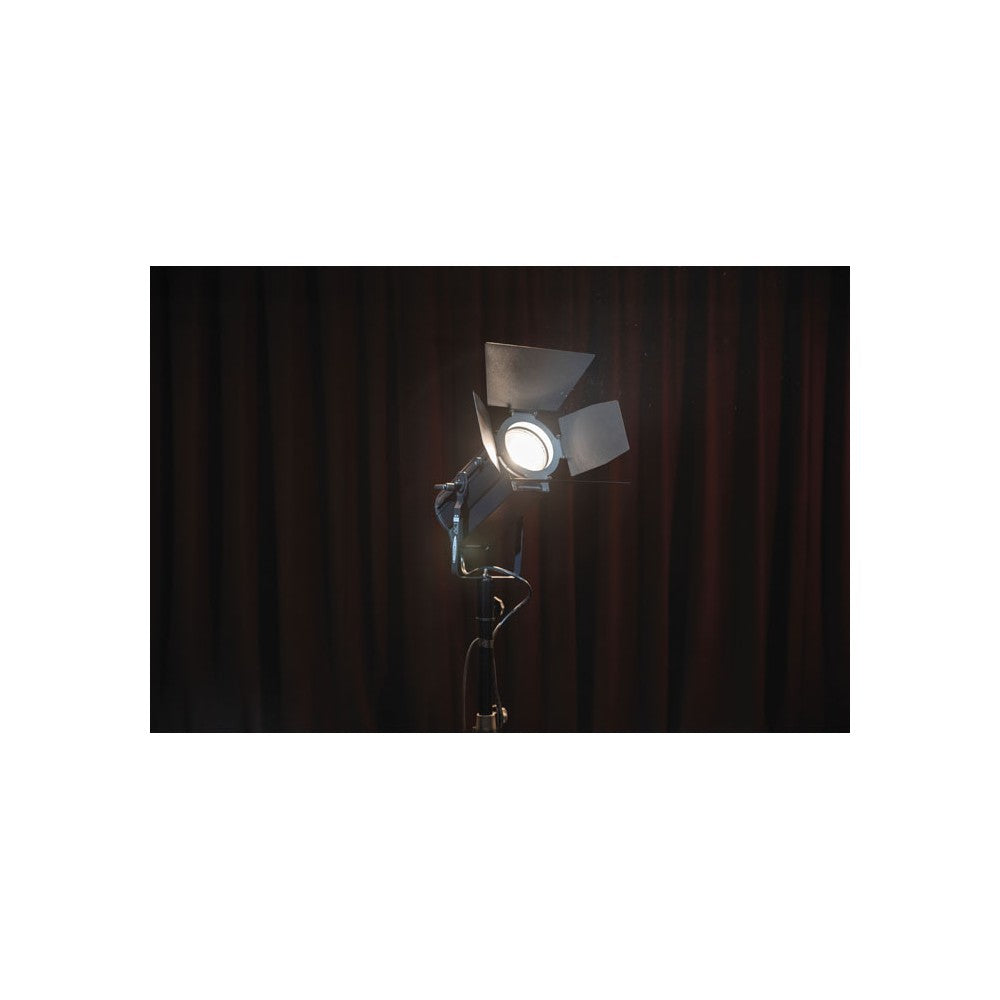 Showtec ACT Fresnel 150 WW Fresnel LED compacto para teatro de 150 W blanco cálido