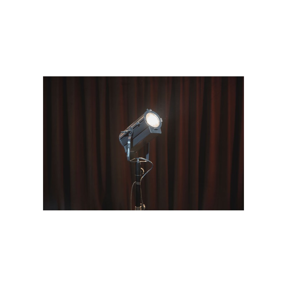 Showtec ACT Fresnel 150 WW Fresnel LED compacto para teatro de 150 W blanco cálido