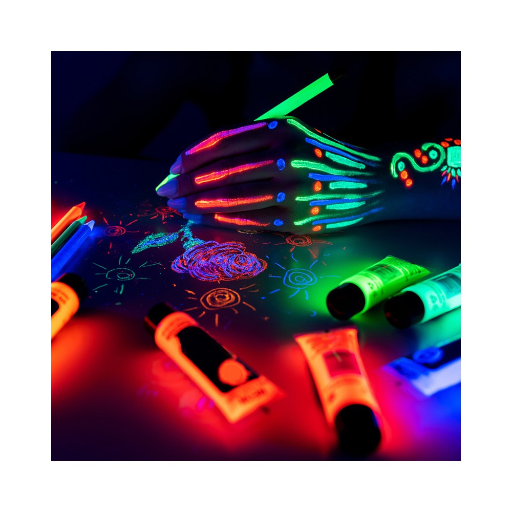 Evolite 36 x 5 W LED bar black light, allowing to achieve a UV effect over a wide area