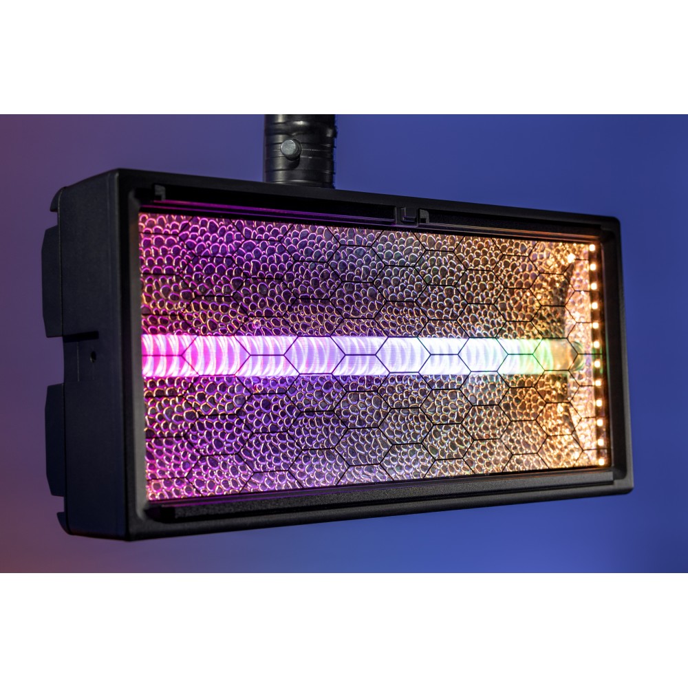 SHOWTEC Titan Vintage FX Estrobo LED RGBWW de 80× 12W + LED RGB de 84× 1W