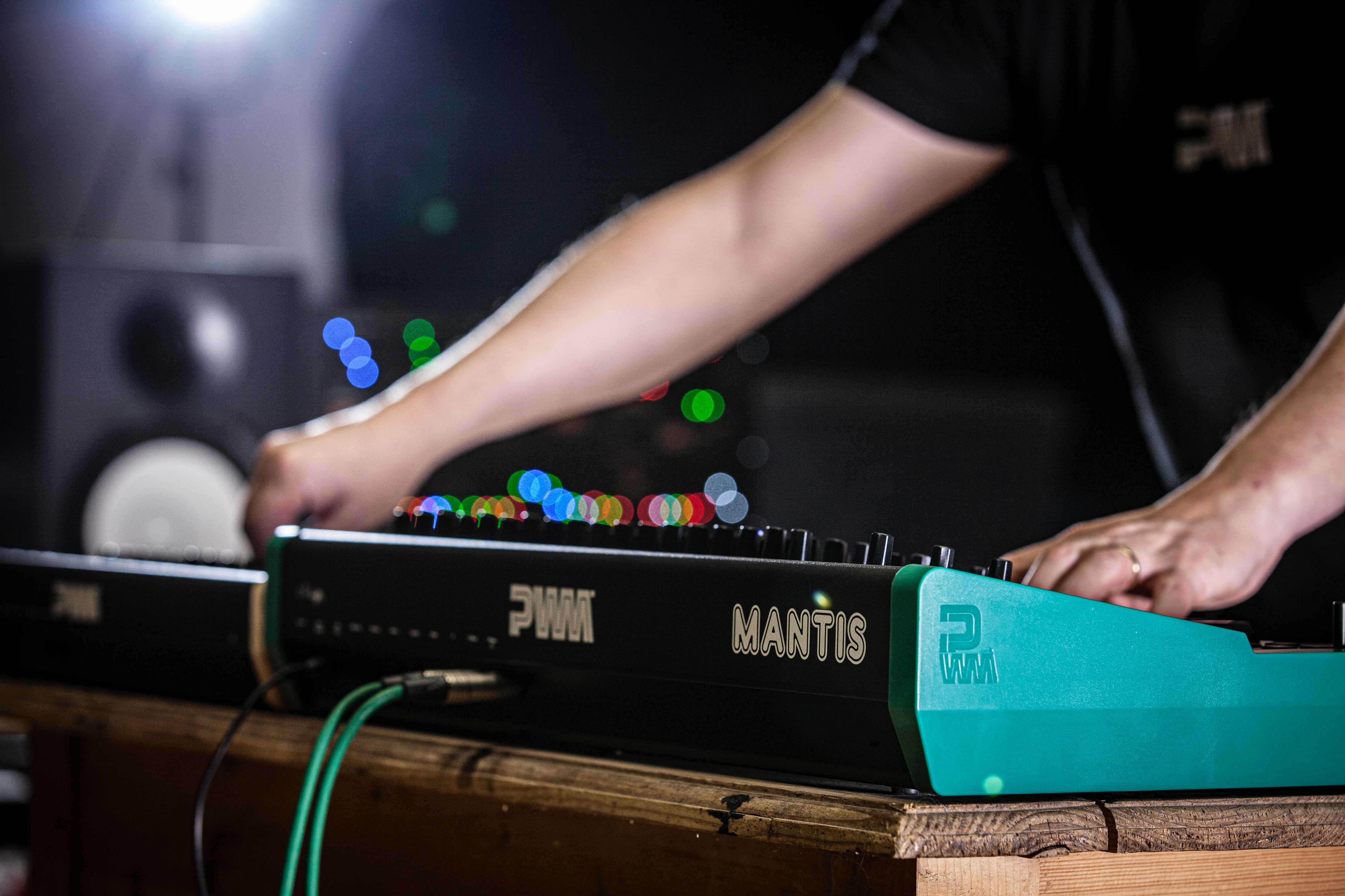 PWM PWM MANTIS  - Sintetizzatore ibrido