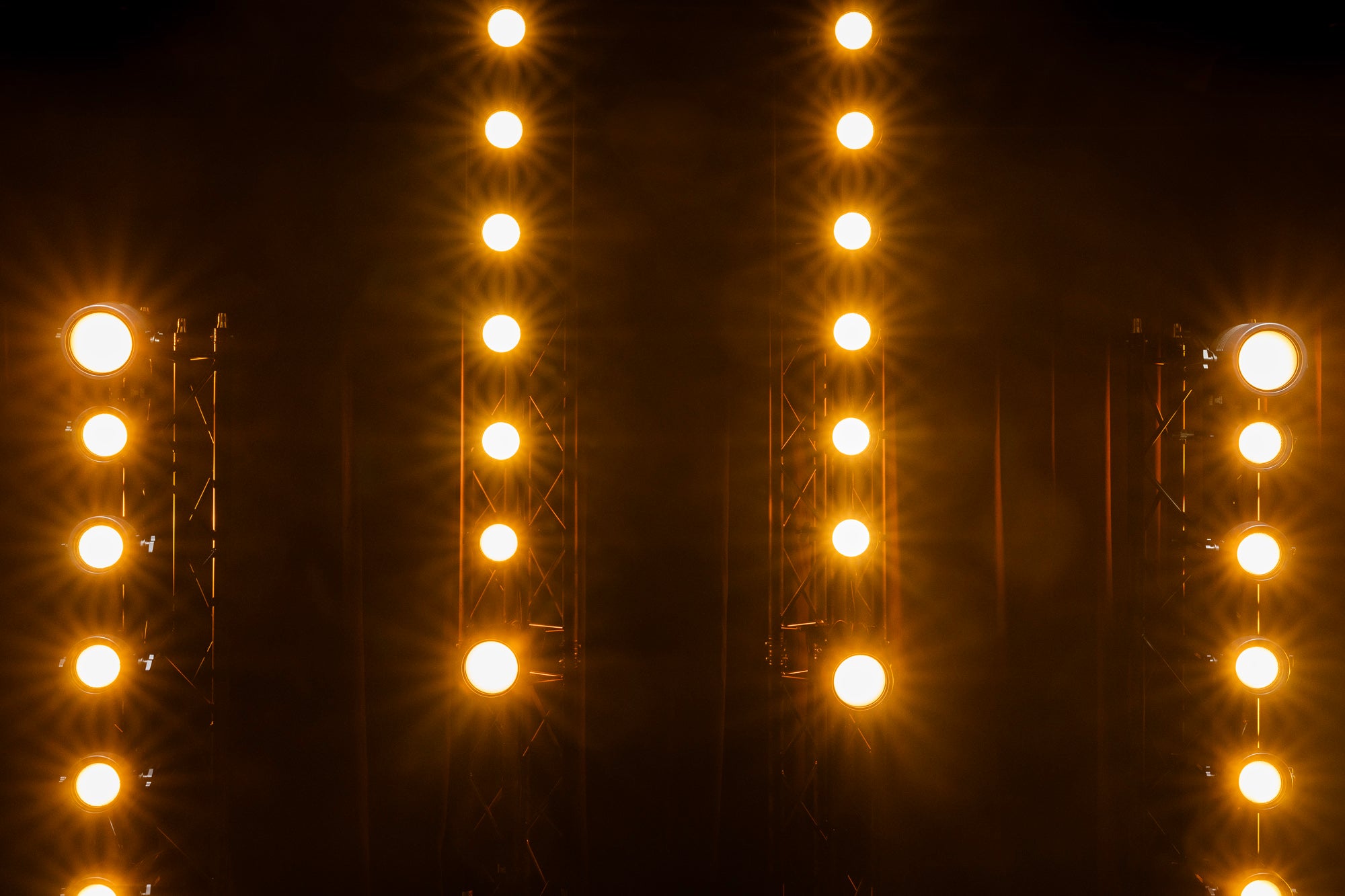 Showtec Stage Blinder 100 Blaze Blinder LED da 100 W con effetto tungsteno e RGB blaze