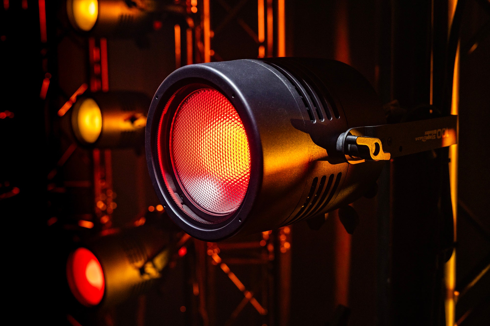 Showtec Stage Blinder 100 Blaze Blinder LED da 100 W con effetto tungsteno e RGB blaze