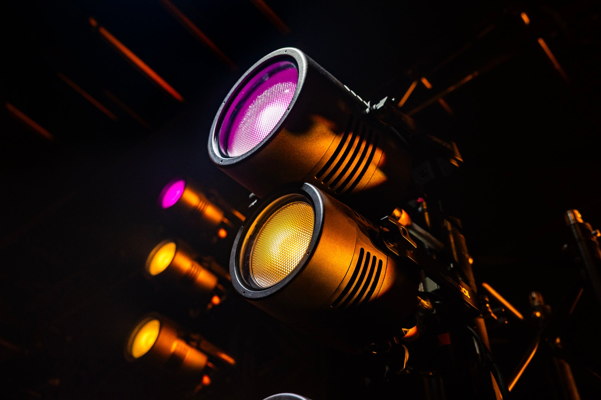 Showtec Stage Blinder 100 Blaze Blinder LED da 100 W con effetto tungsteno e RGB blaze