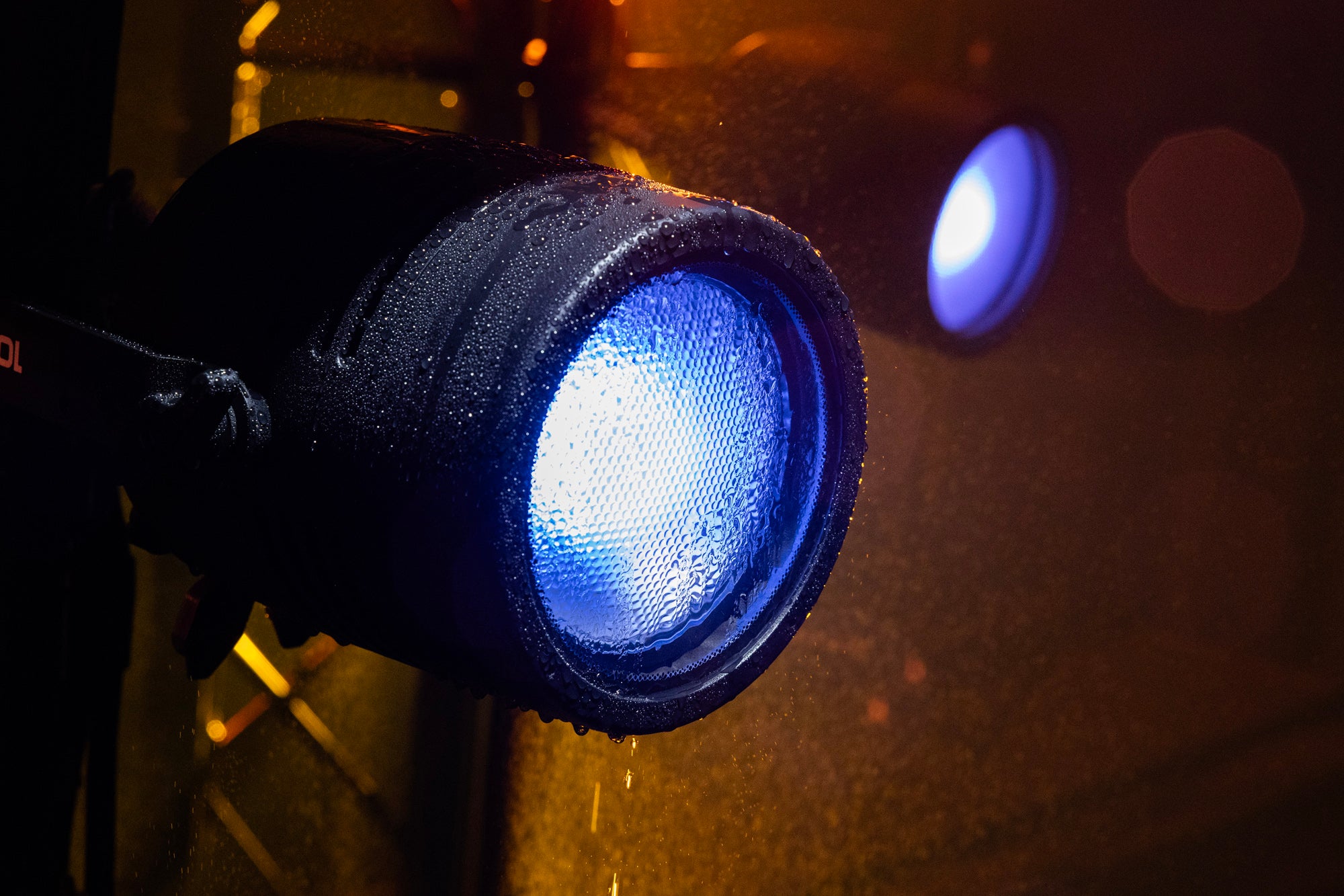 Showtec Stage Blinder 100 Blaze Blinder LED da 100 W con effetto tungsteno e RGB blaze