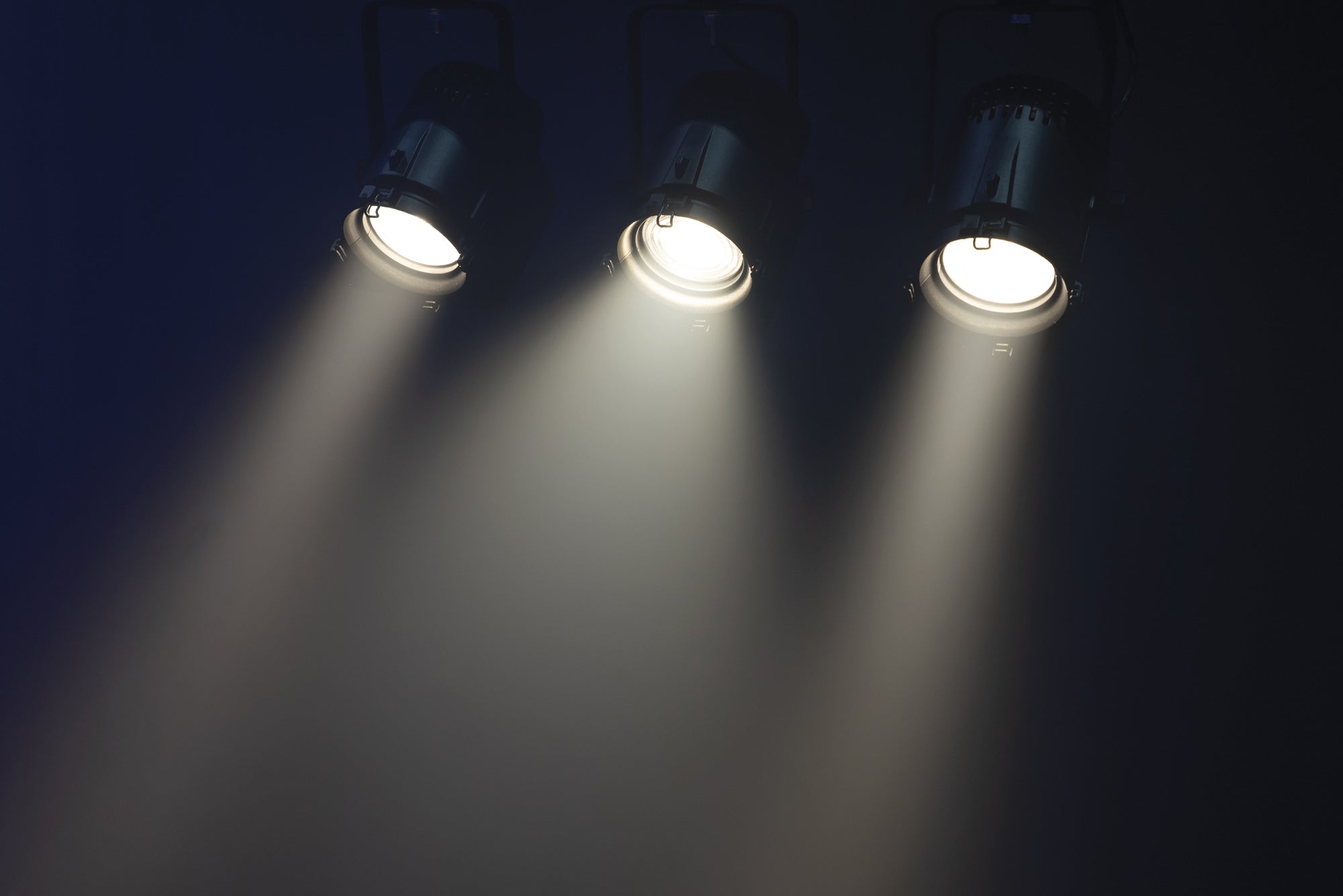 SHOWTEC Performer Fresnel Mini DMX Compact 30 W Warm White DMX Theatre LED Fresnel Fresnel teatrale compatto a LED 30 W Warm White DMX