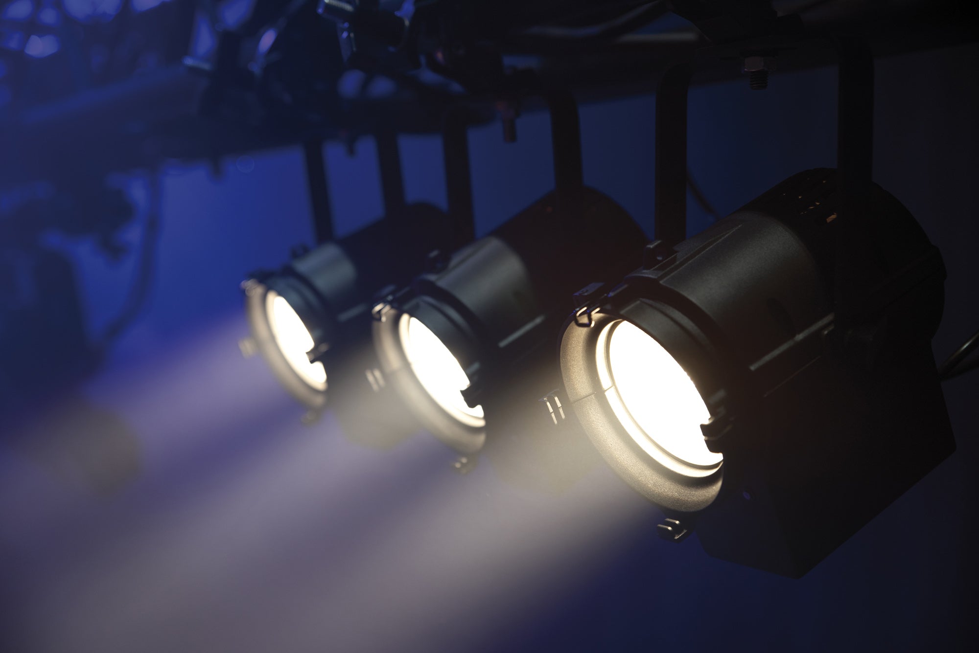 SHOWTEC Performer Fresnel Mini DMX Compact 30 W Warm White DMX Theatre LED Fresnel Fresnel teatrale compatto a LED 30 W Warm White DMX
