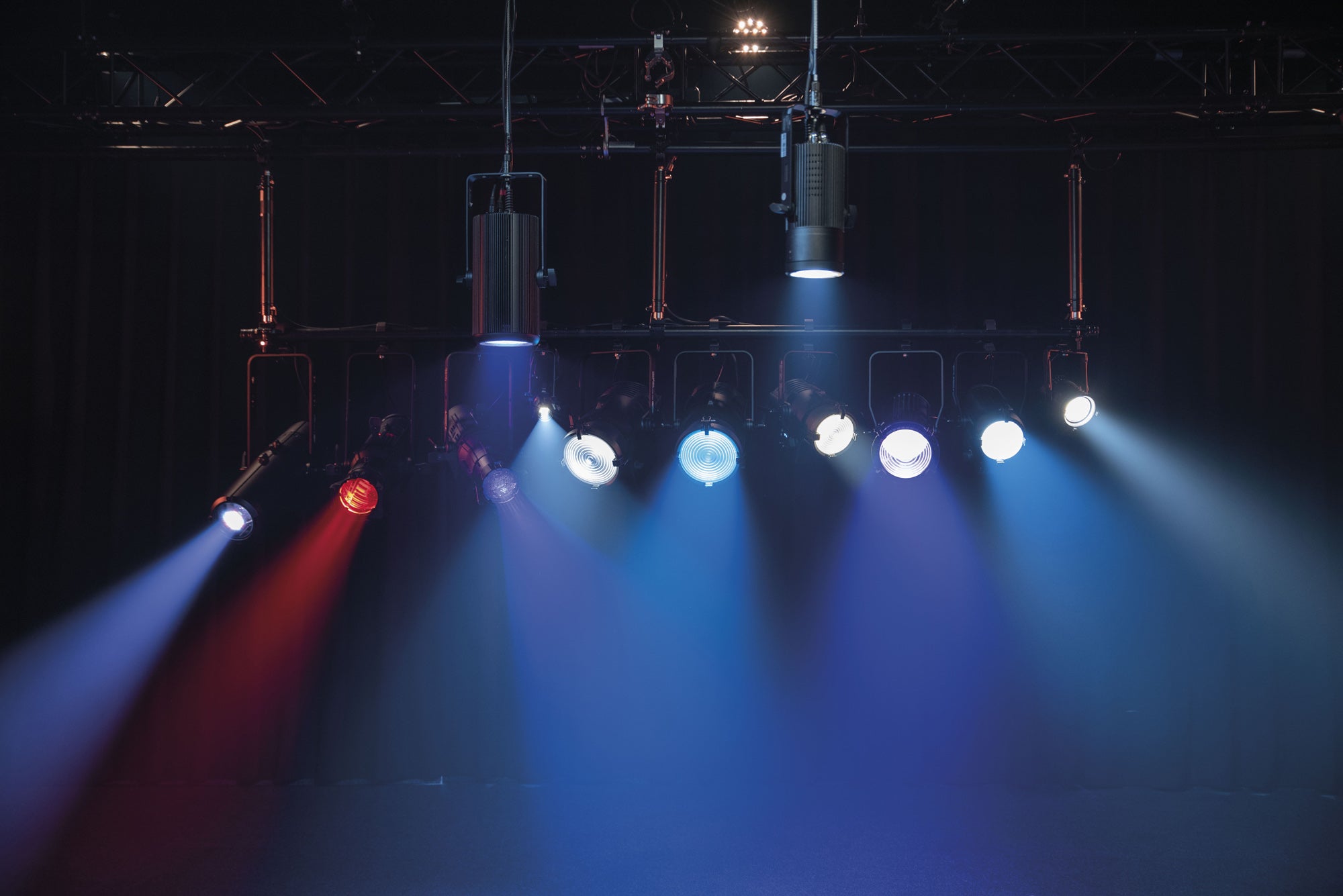 SHOWTEC Performer Fresnel Mini DMX Compact 30 W Warm White DMX Theatre LED Fresnel Fresnel teatrale compatto a LED 30 W Warm White DMX