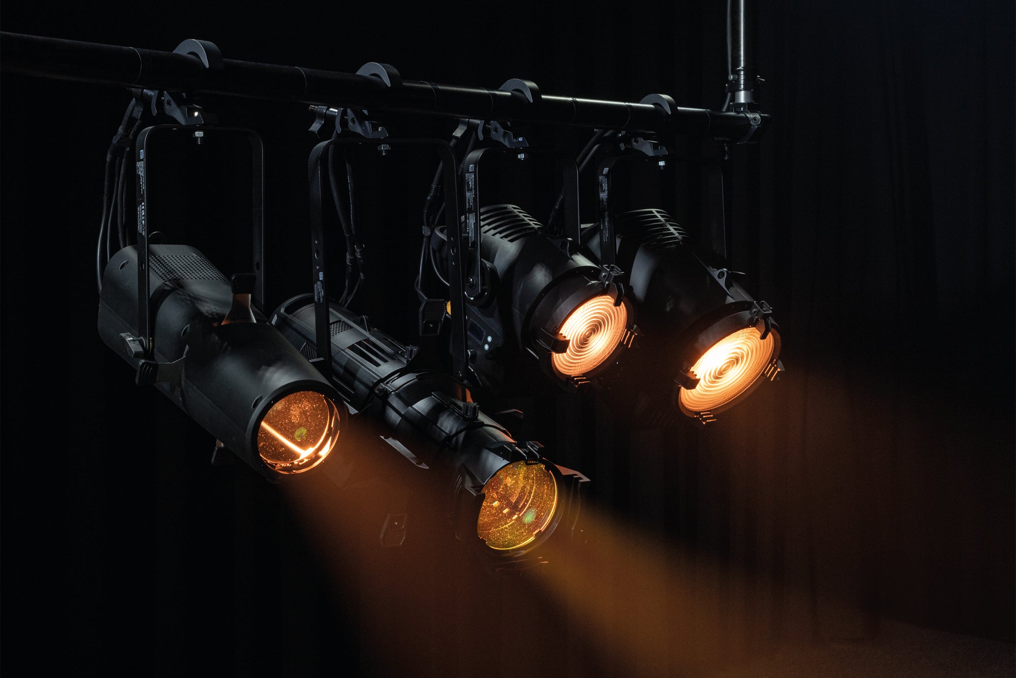 SHOWTEC Performer Profile Zoom 150 Q6 150 W RGBACL Theatre LED LED da teatro RGBACL 150 W