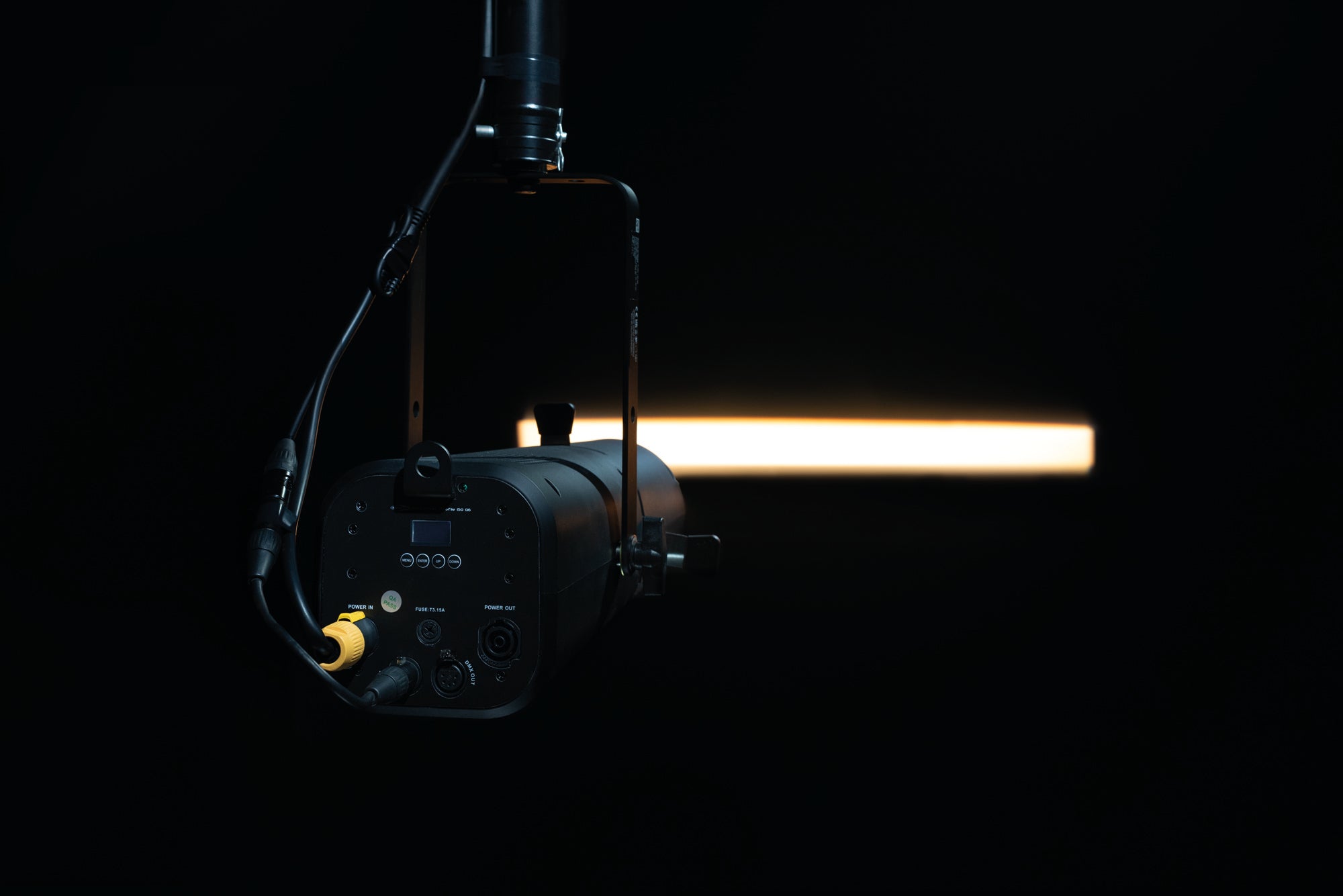 SHOWTEC Performer Profile Zoom 150 Q6 150 W RGBACL Theatre LED LED da teatro RGBACL 150 W