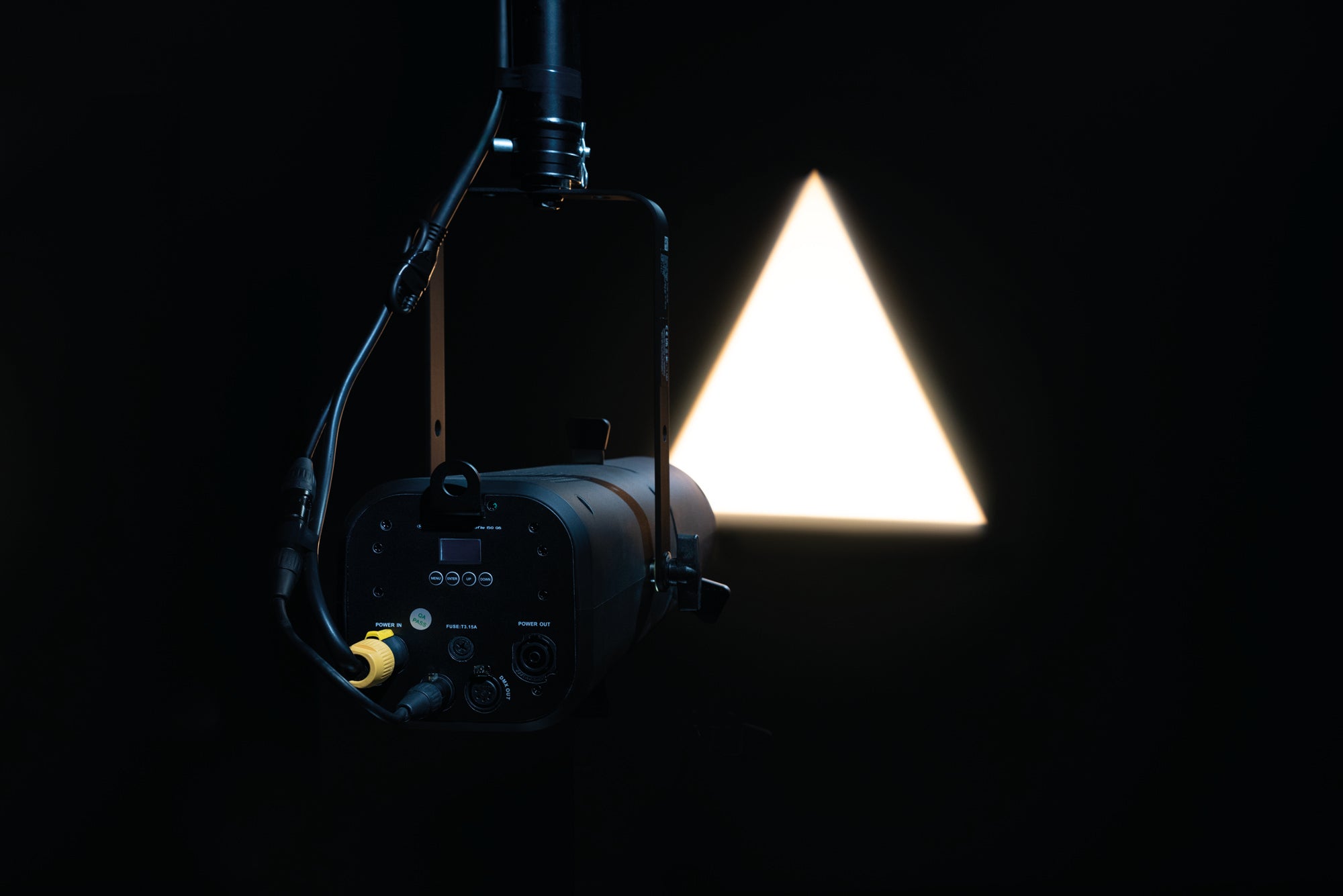 SHOWTEC Performer Profile Zoom 150 Q6 150 W RGBACL Theatre LED LED da teatro RGBACL 150 W