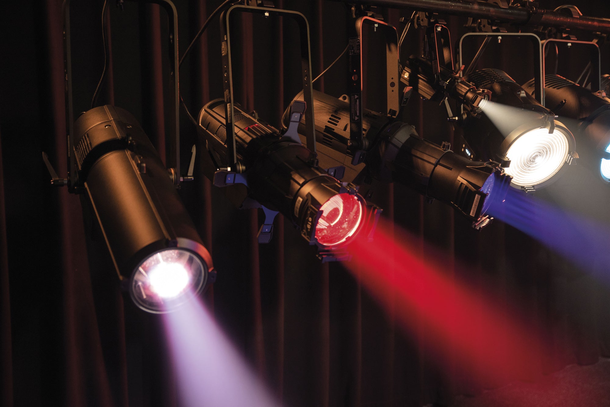 SHOWTEC Performer Profile 600 DDT 250 W Warm White DDT Theatre LED ellipsoidal Sagomatore teatrale a LED 250 W Warm White DDT
