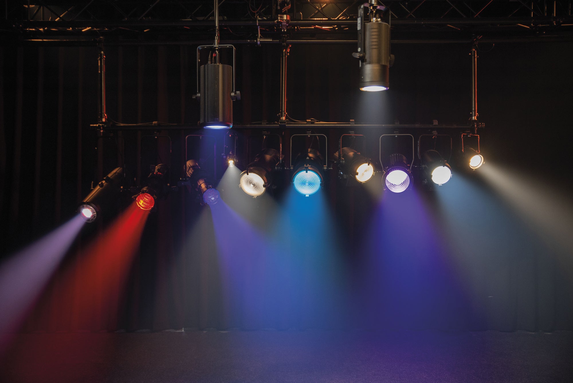 SHOWTEC Performer Profile 600 DDT 250 W Warm White DDT Theatre LED ellipsoidal Sagomatore teatrale a LED 250 W Warm White DDT
