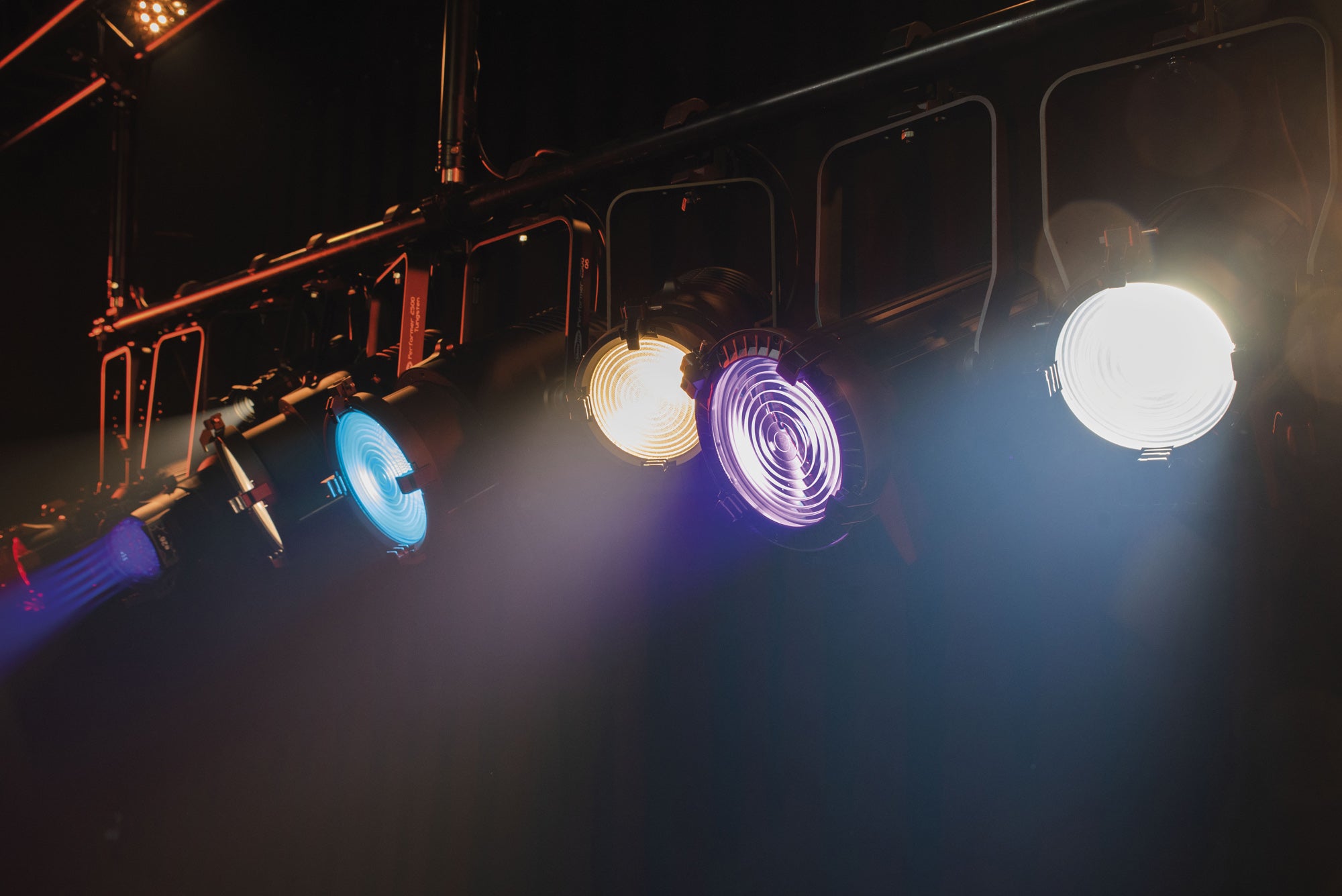 SHOWTEC Performer Profile 650 Q5 240 W RGBAL Theatre & Studio LED ellipsoidal Sagomatore teatrale a LED 240 W RGBAL