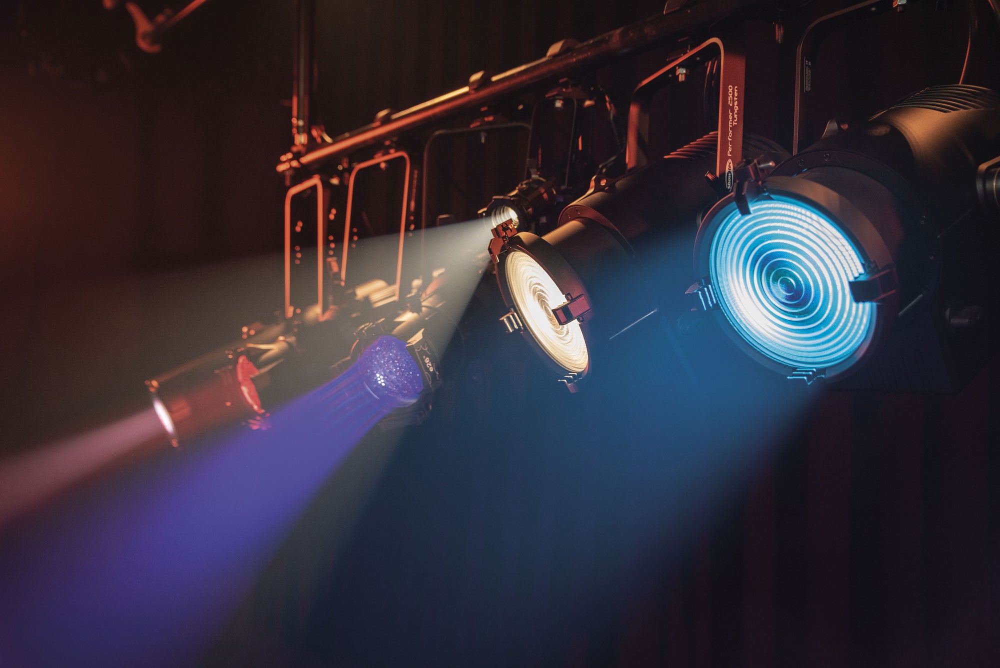 SHOWTEC Performer Profile 650 Q5 240 W RGBAL Theatre & Studio LED ellipsoidal Sagomatore teatrale a LED 240 W RGBAL