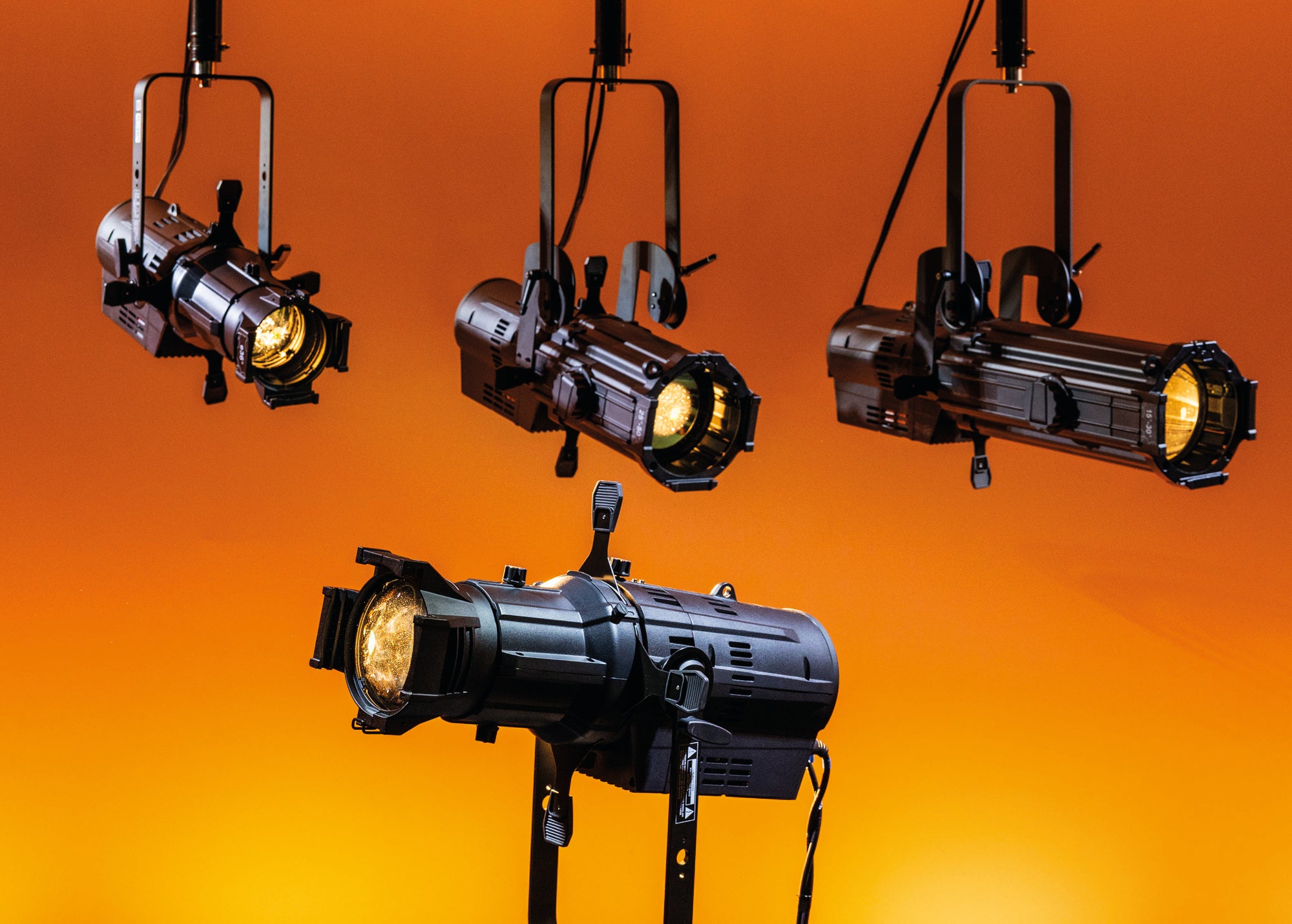 SHOWTEC Performer Profile 620 DDT Proiettore ellissoidale a LED DDT da 250 W, luce bianca calda.