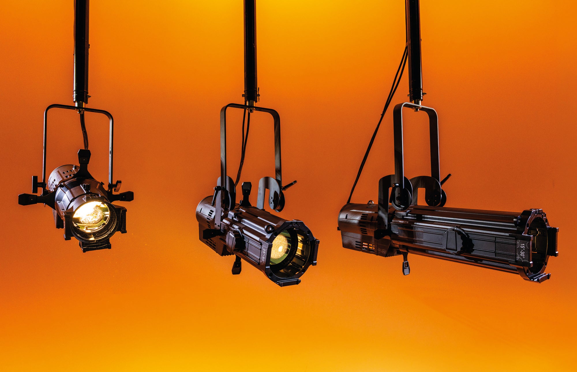 SHOWTEC Performer Profile 620 DDT Proiettore ellissoidale a LED DDT da 250 W, luce bianca calda.