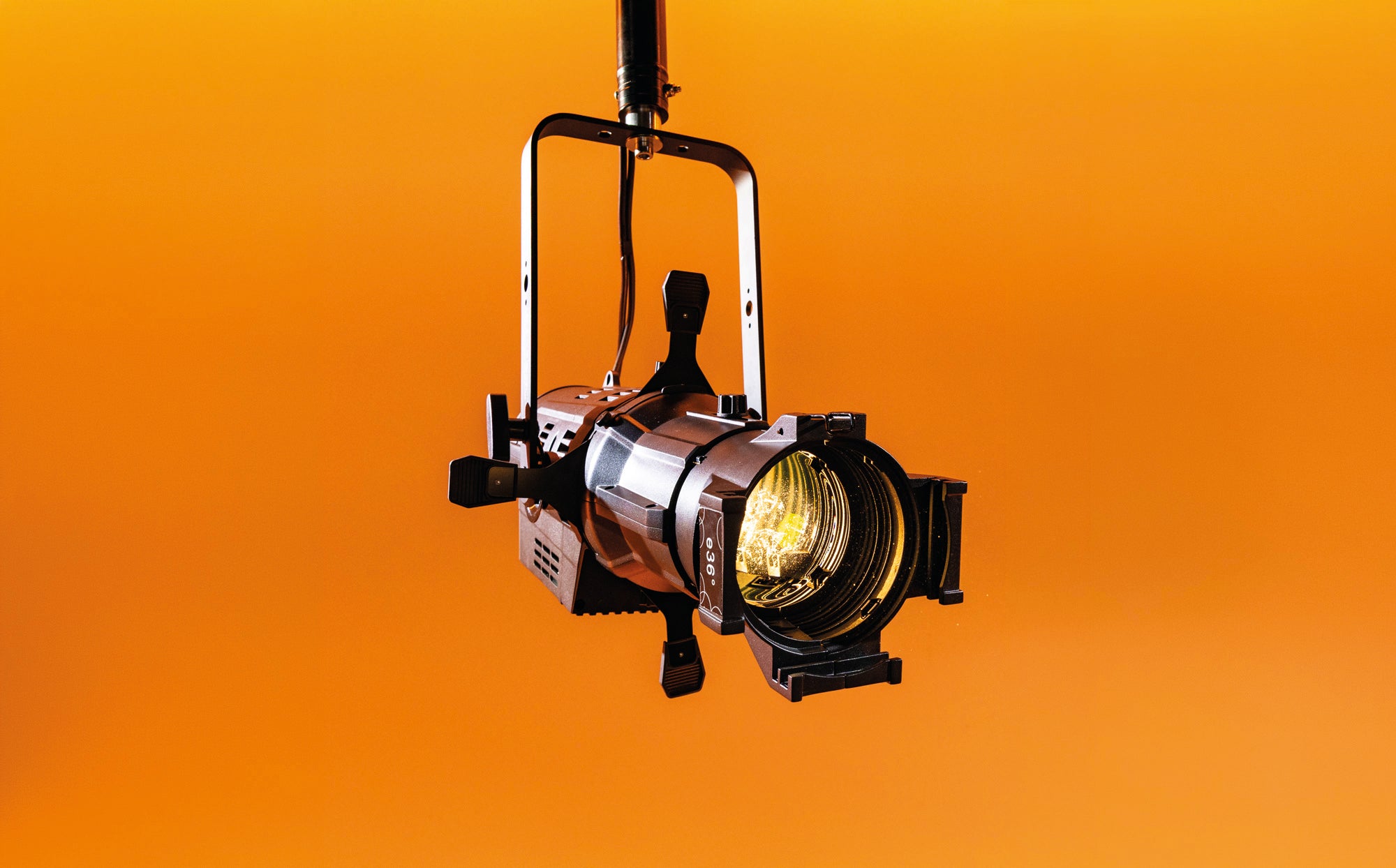 SHOWTEC Performer Profile 620 DDT Proiettore ellissoidale a LED DDT da 250 W, luce bianca calda.