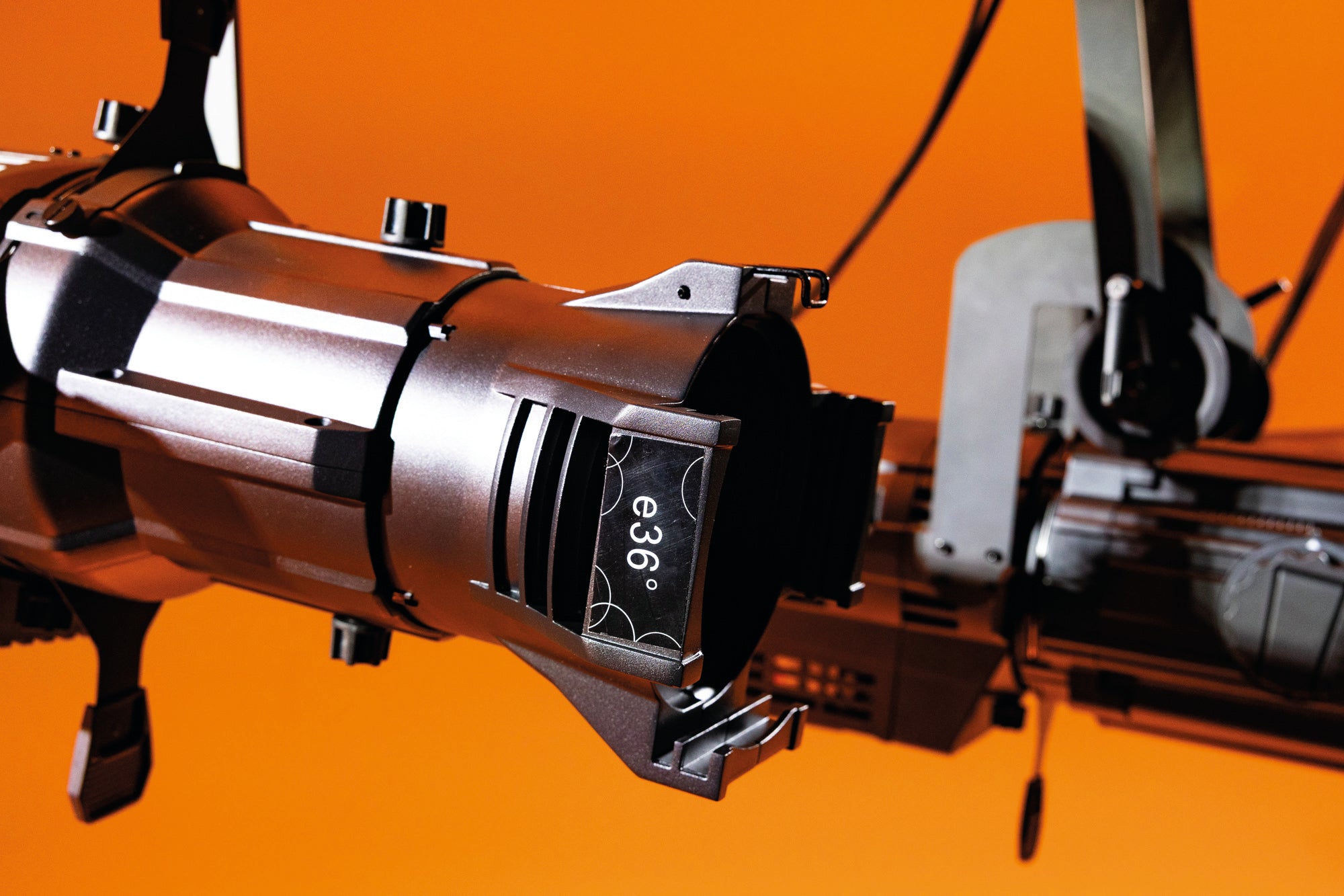 SHOWTEC Performer Profile 620 DDT Proiettore ellissoidale a LED DDT da 250 W, luce bianca calda.