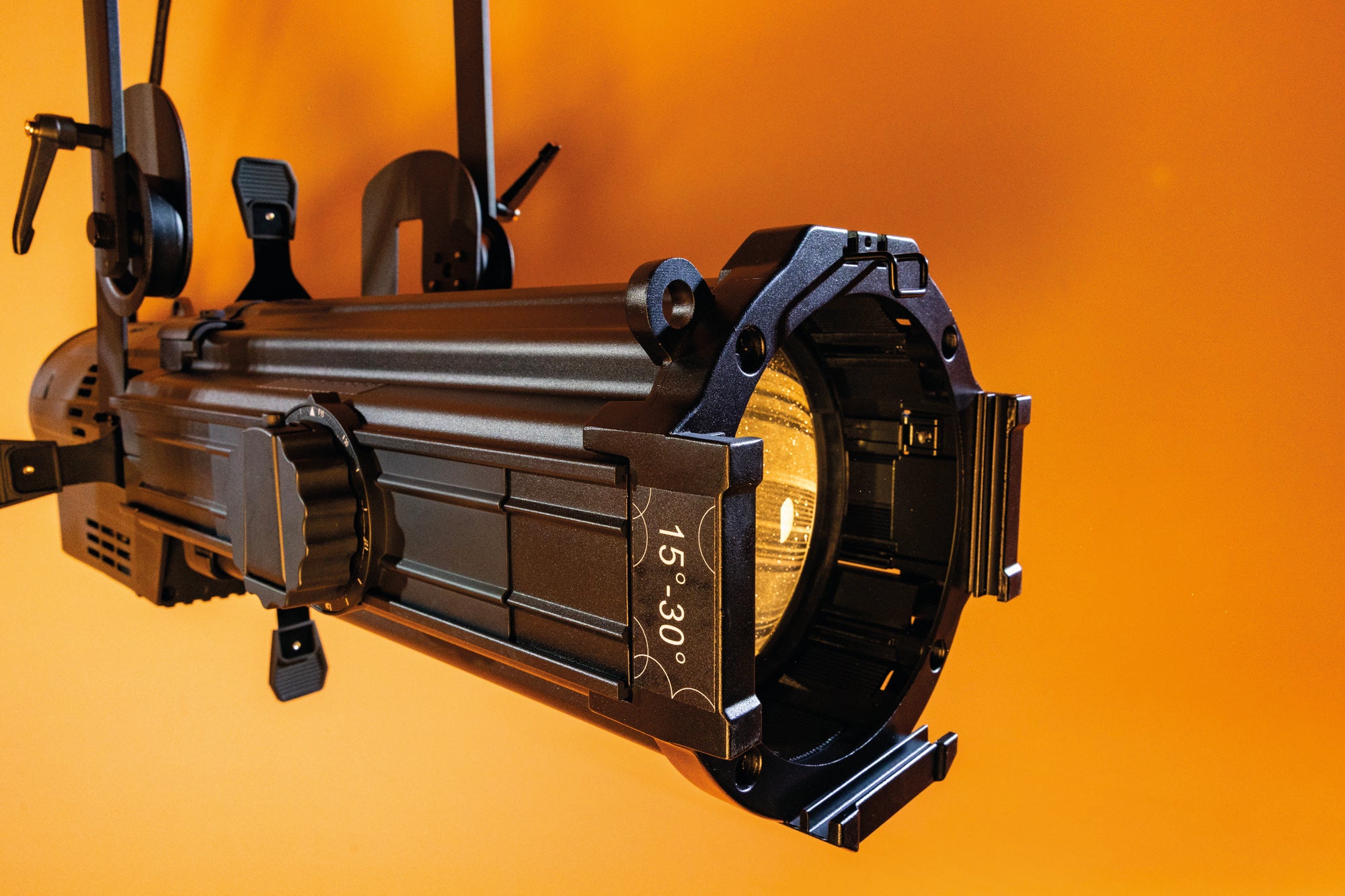 SHOWTEC Performer Profile 620 DDT Proiettore ellissoidale a LED DDT da 250 W, luce bianca calda.