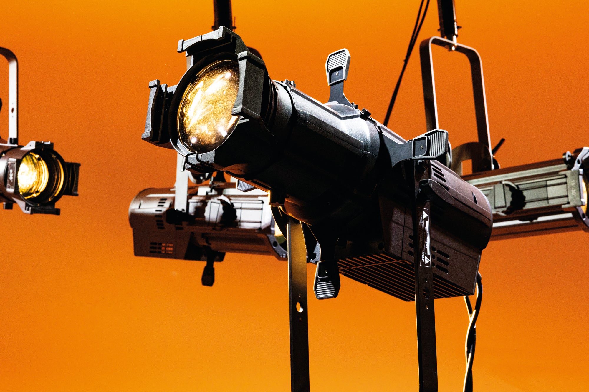 SHOWTEC Performer Profile 620 DDT Proiettore ellissoidale a LED DDT da 250 W, luce bianca calda.