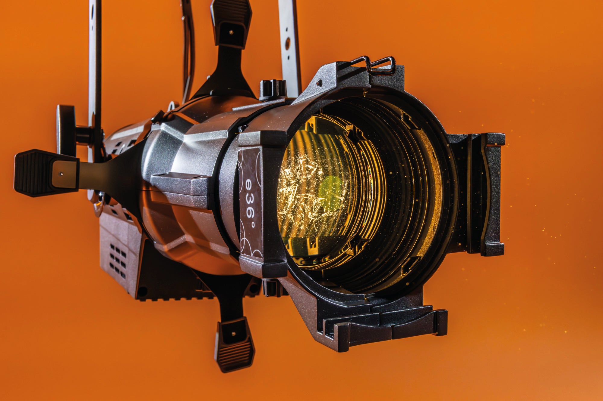 SHOWTEC Performer Profile 620 DDT Proiettore ellissoidale a LED DDT da 250 W, luce bianca calda.