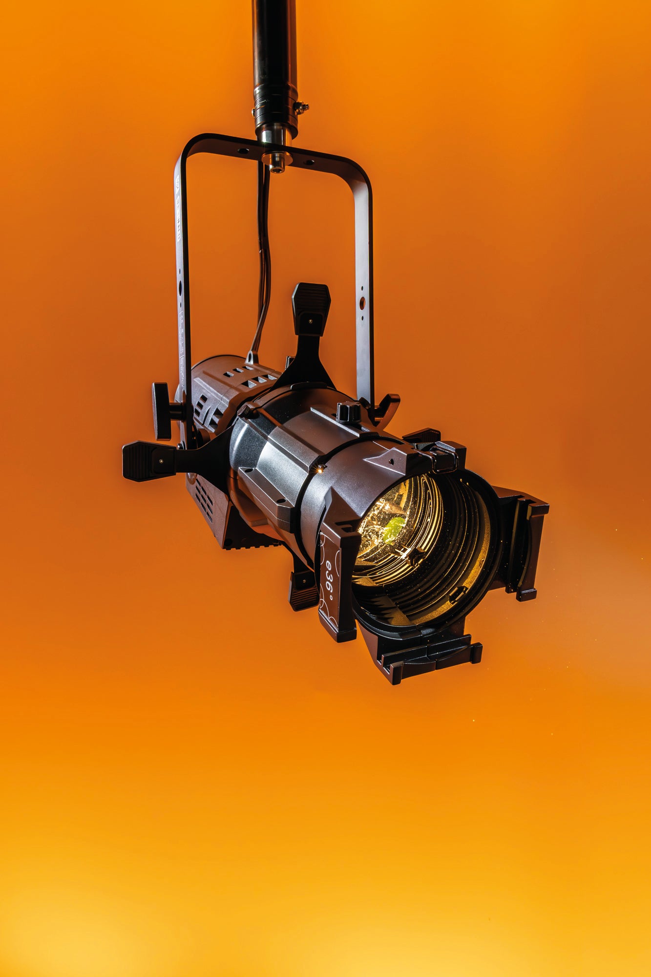SHOWTEC Performer Profile 620 DDT Proiettore ellissoidale a LED DDT da 250 W, luce bianca calda.