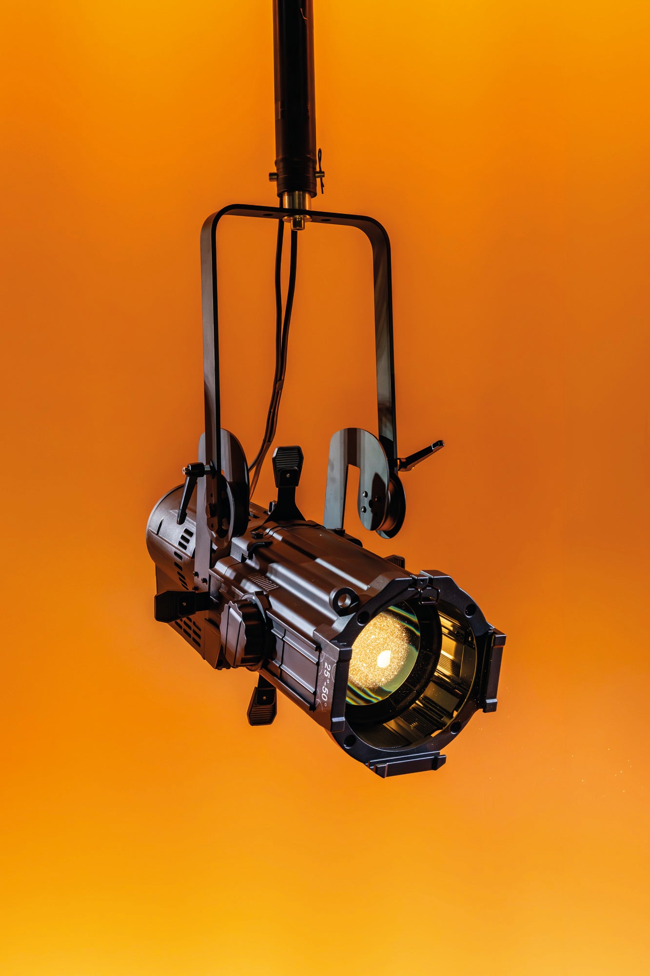 SHOWTEC Performer Profile 620 DDT Proiettore ellissoidale a LED DDT da 250 W, luce bianca calda.