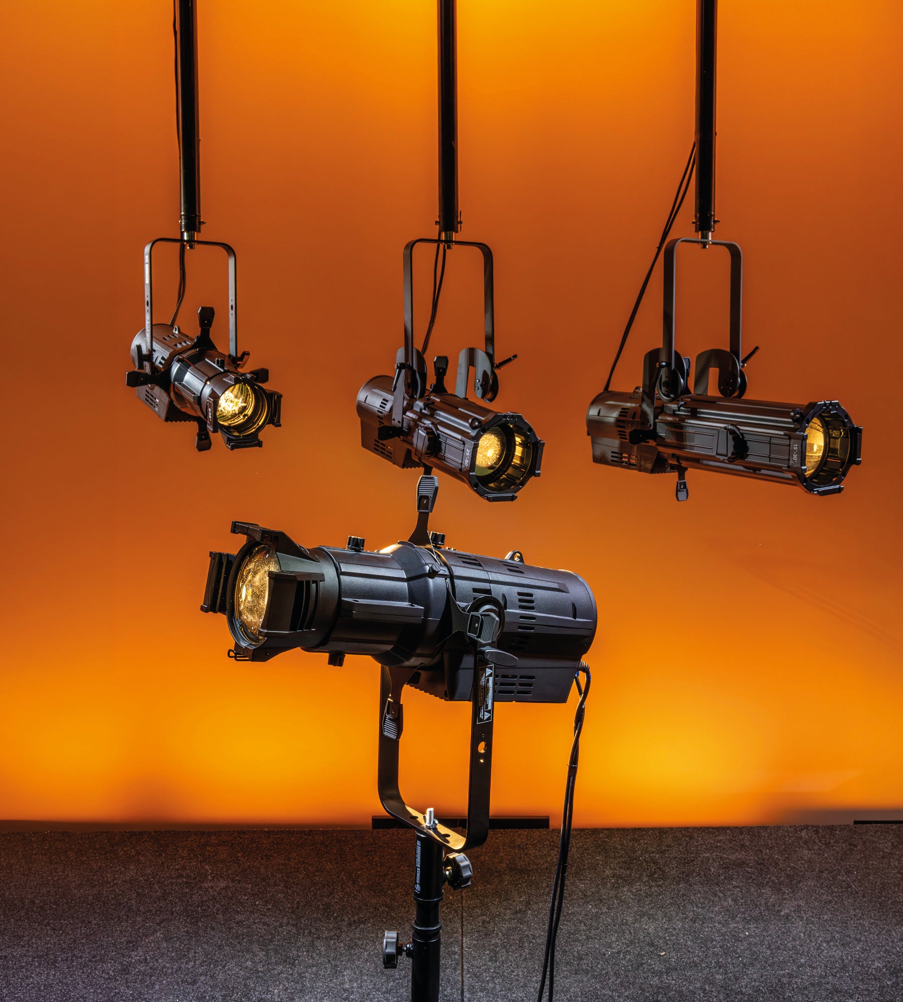 SHOWTEC Performer Profile 620 DDT Proiettore ellissoidale a LED DDT da 250 W, luce bianca calda.