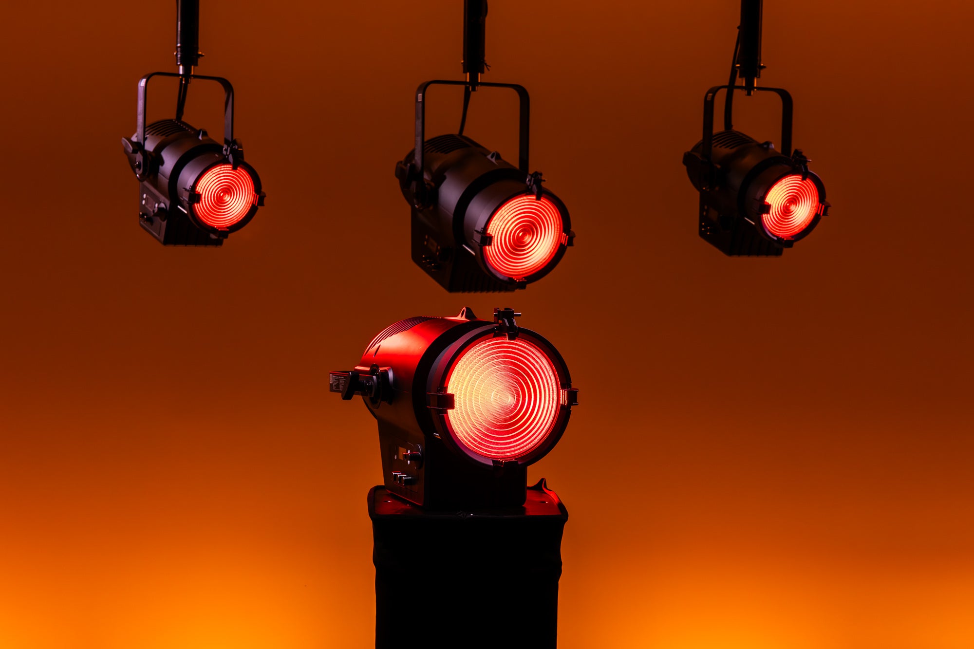 SHOWTEC Performer 2500 Fresnel Q6 MKII Fresnel teatrale a LED RGBALC-color 350 W