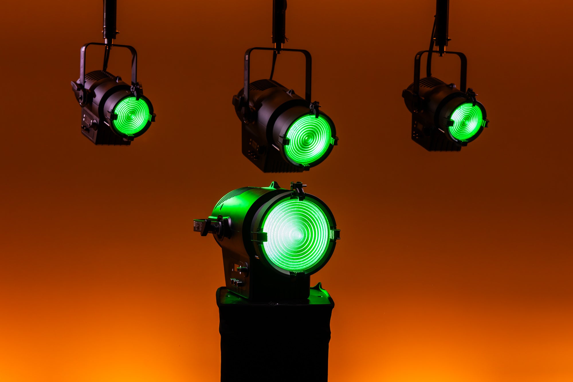 SHOWTEC Performer 2500 Fresnel Q6 MKII Fresnel teatrale a LED RGBALC-color 350 W