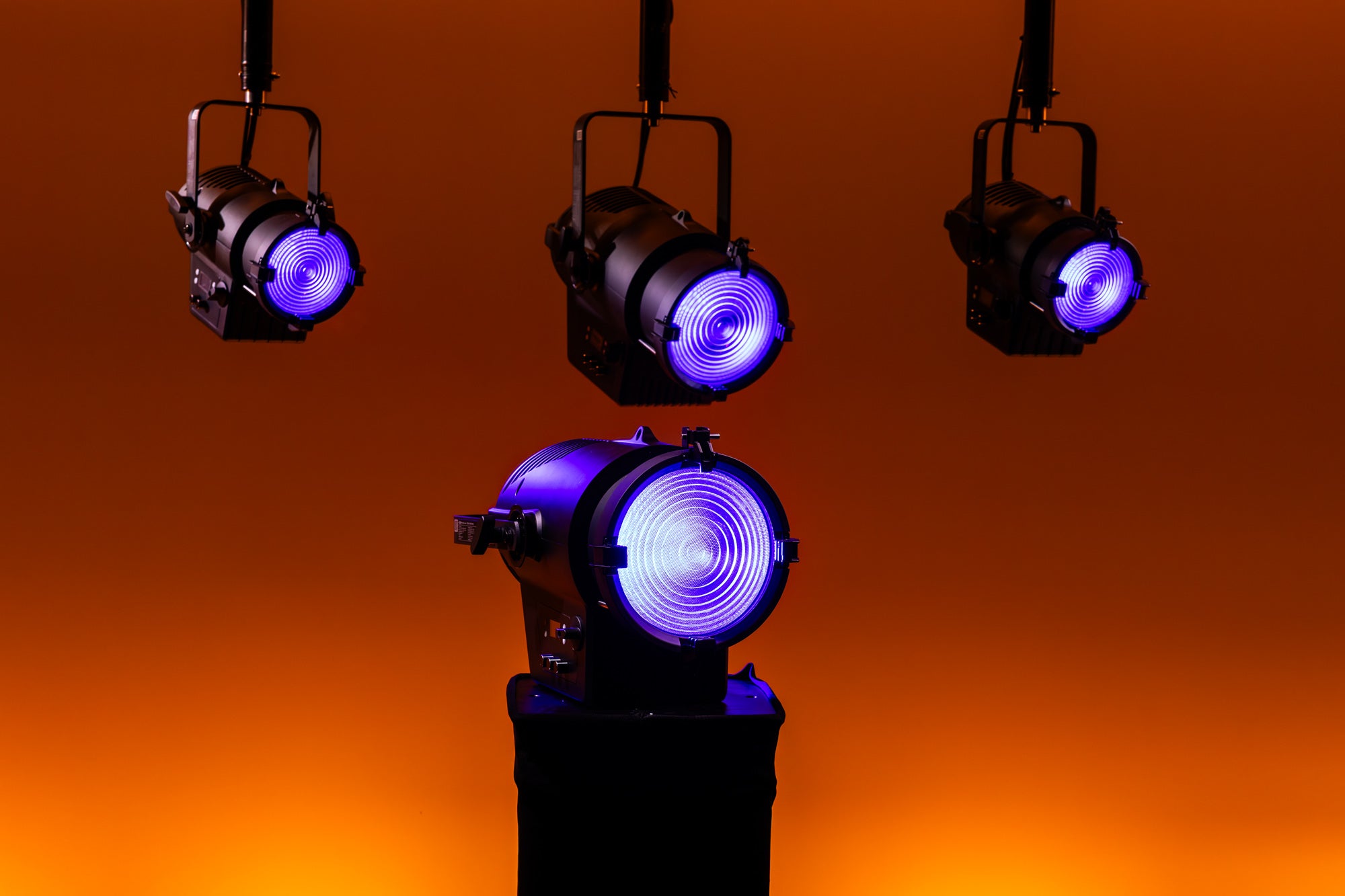 SHOWTEC Performer 2500 Fresnel Q6 MKII Fresnel teatrale a LED RGBALC-color 350 W