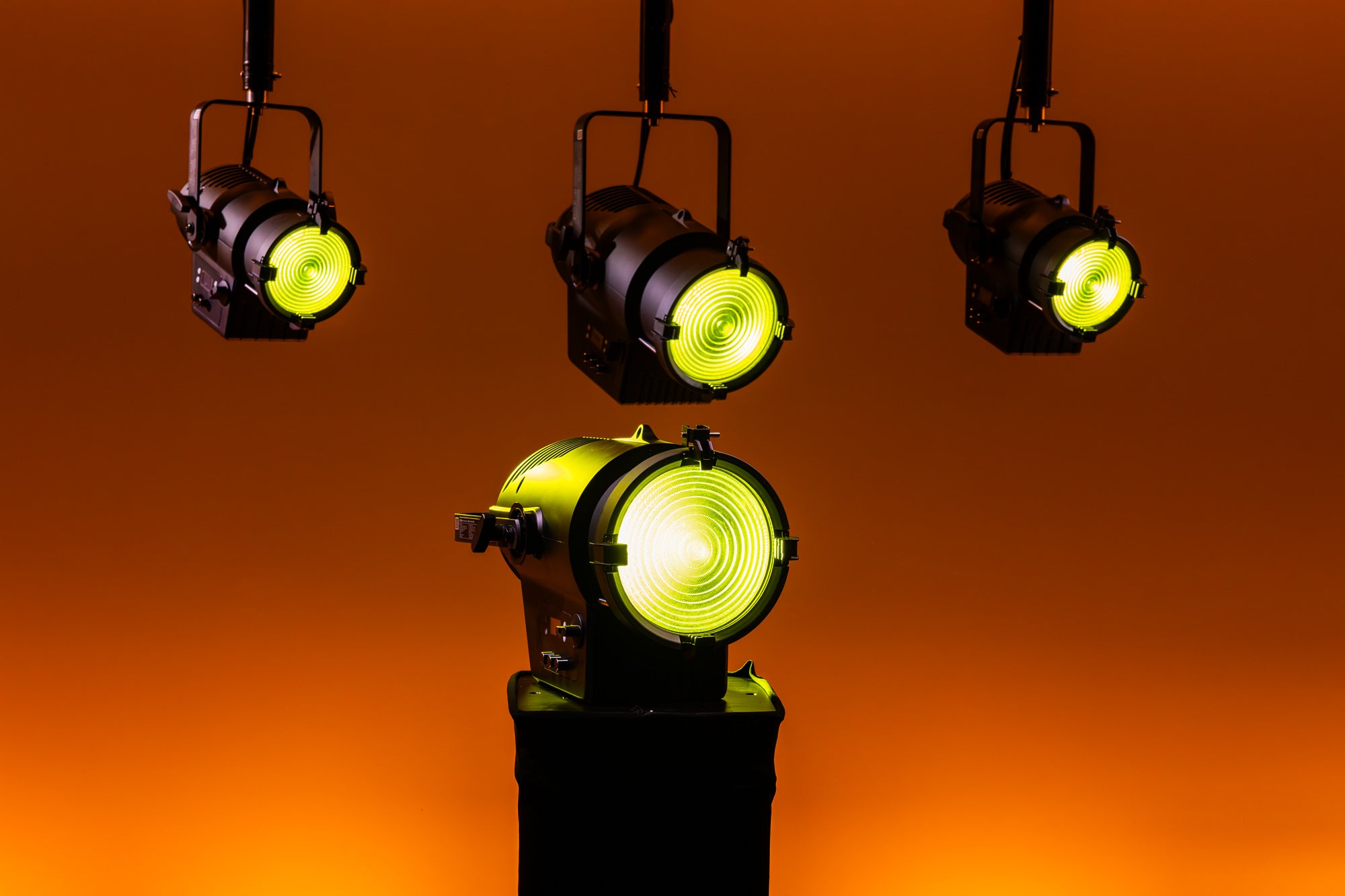SHOWTEC Performer 2500 Fresnel Q6 MKII Fresnel teatrale a LED RGBALC-color 350 W