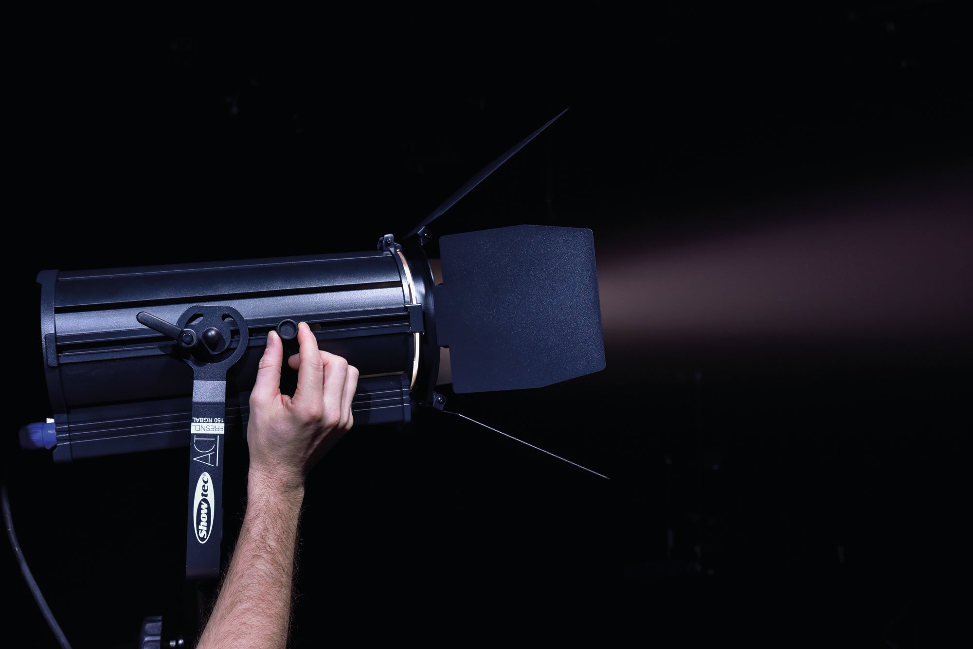 SHOWTEC ACT Fresnel 150 RGBAL Compact 150 W RGBAL Theatre LED Fresnel Fresnel LED da teatro RGBAL da 150 W compatto