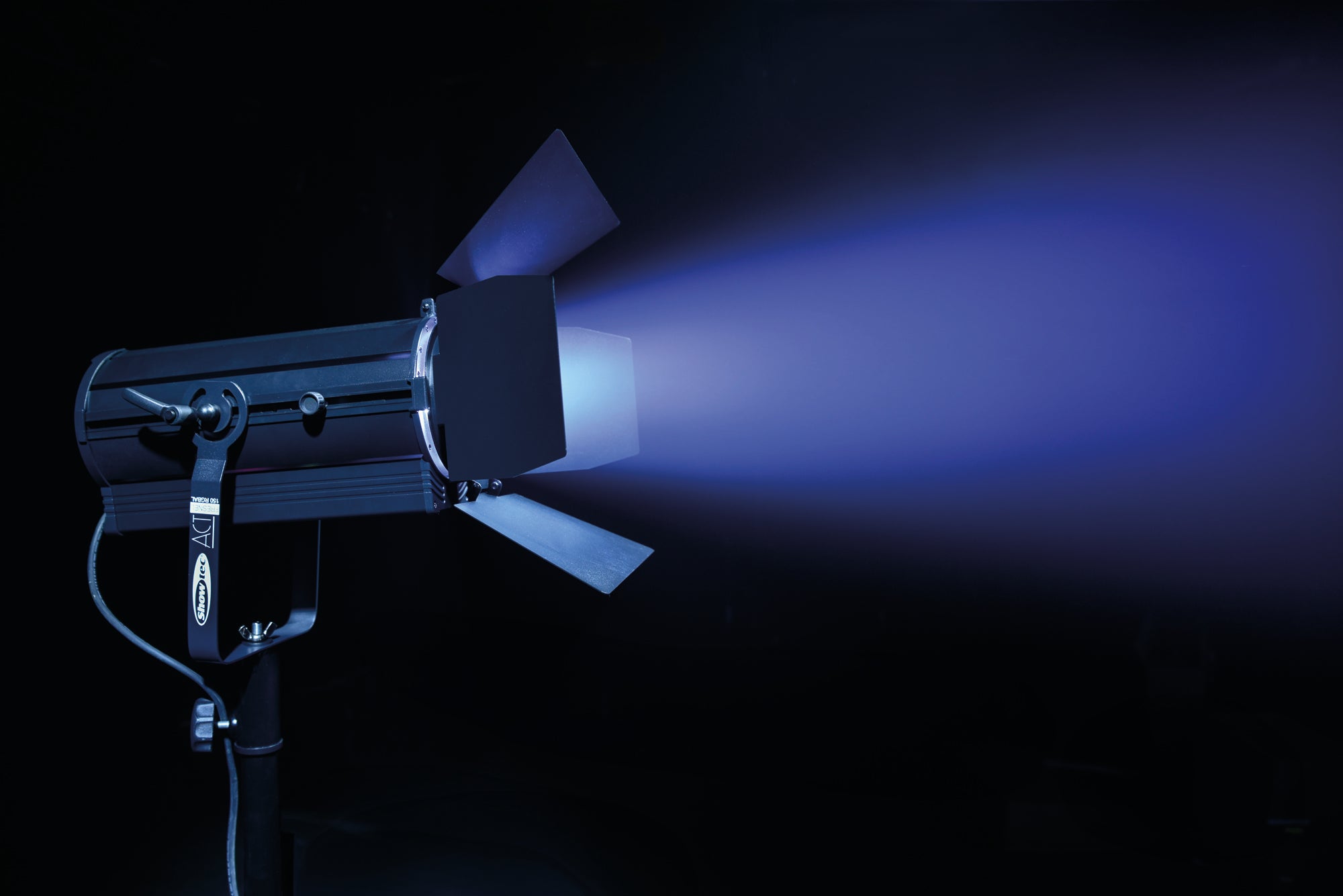 SHOWTEC ACT Fresnel 150 RGBAL Compact 150 W RGBAL Theatre LED Fresnel Fresnel LED da teatro RGBAL da 150 W compatto