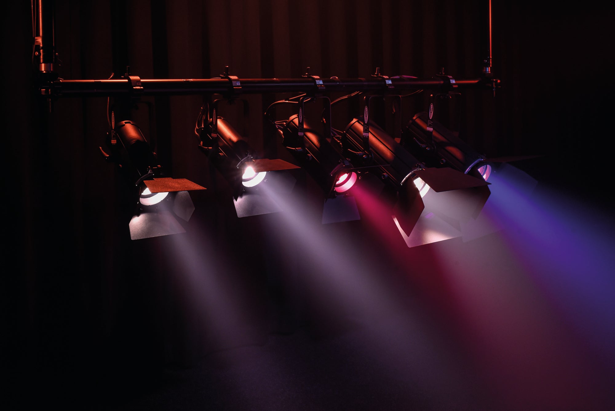 SHOWTEC ACT Fresnel 150 RGBAL Compact 150 W RGBAL Theatre LED Fresnel Fresnel LED da teatro RGBAL da 150 W compatto