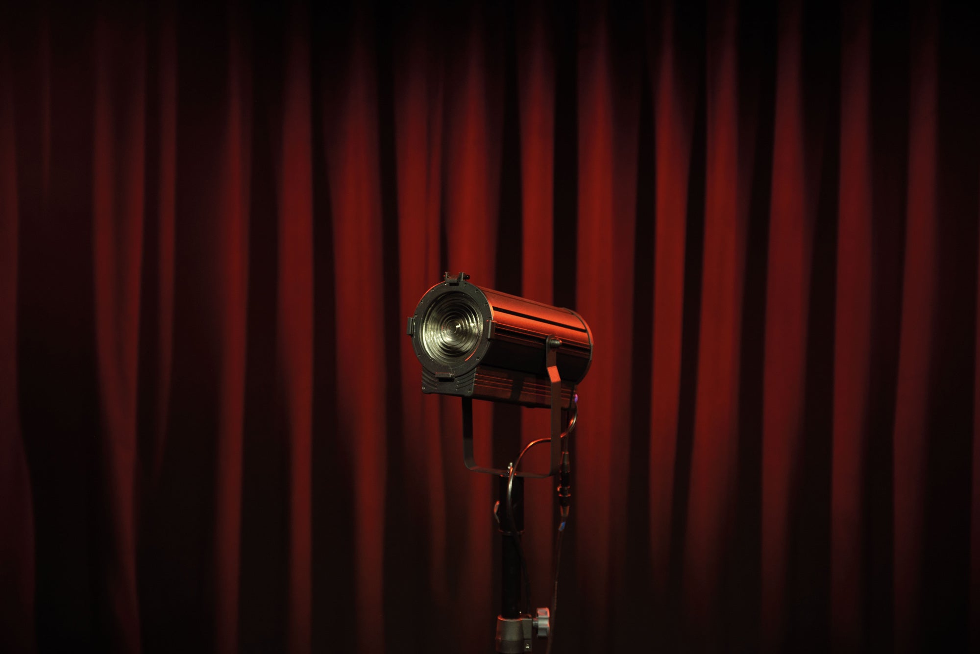SHOWTEC ACT Fresnel 150 RGBAL Compact 150 W RGBAL Theatre LED Fresnel Fresnel LED da teatro RGBAL da 150 W compatto