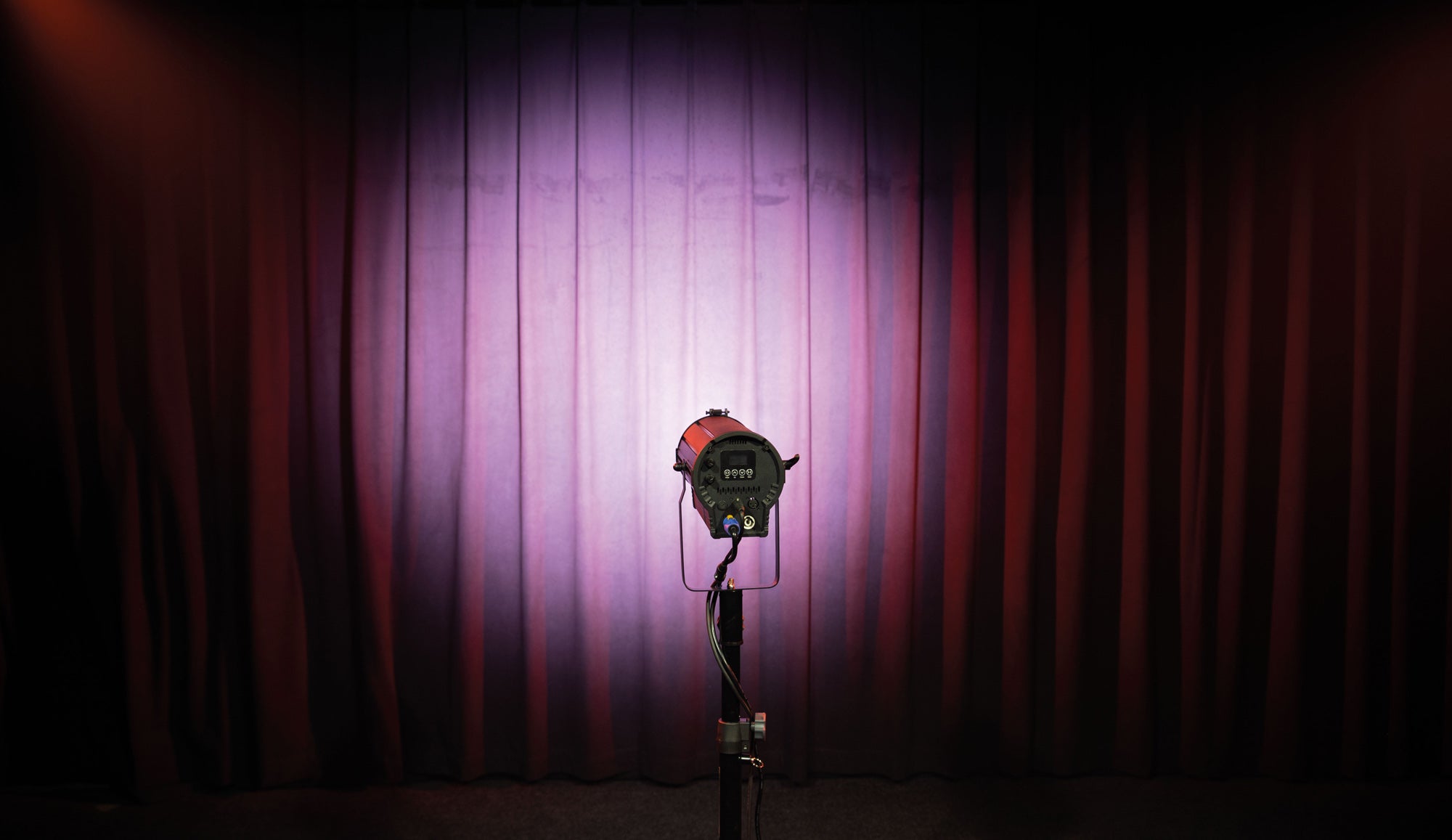 SHOWTEC ACT Fresnel 150 RGBAL Compact 150 W RGBAL Theatre LED Fresnel Fresnel LED da teatro RGBAL da 150 W compatto