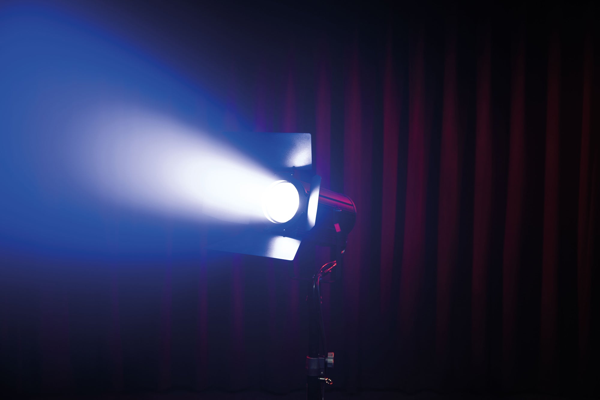 SHOWTEC ACT Fresnel 150 RGBAL Compact 150 W RGBAL Theatre LED Fresnel Fresnel LED da teatro RGBAL da 150 W compatto