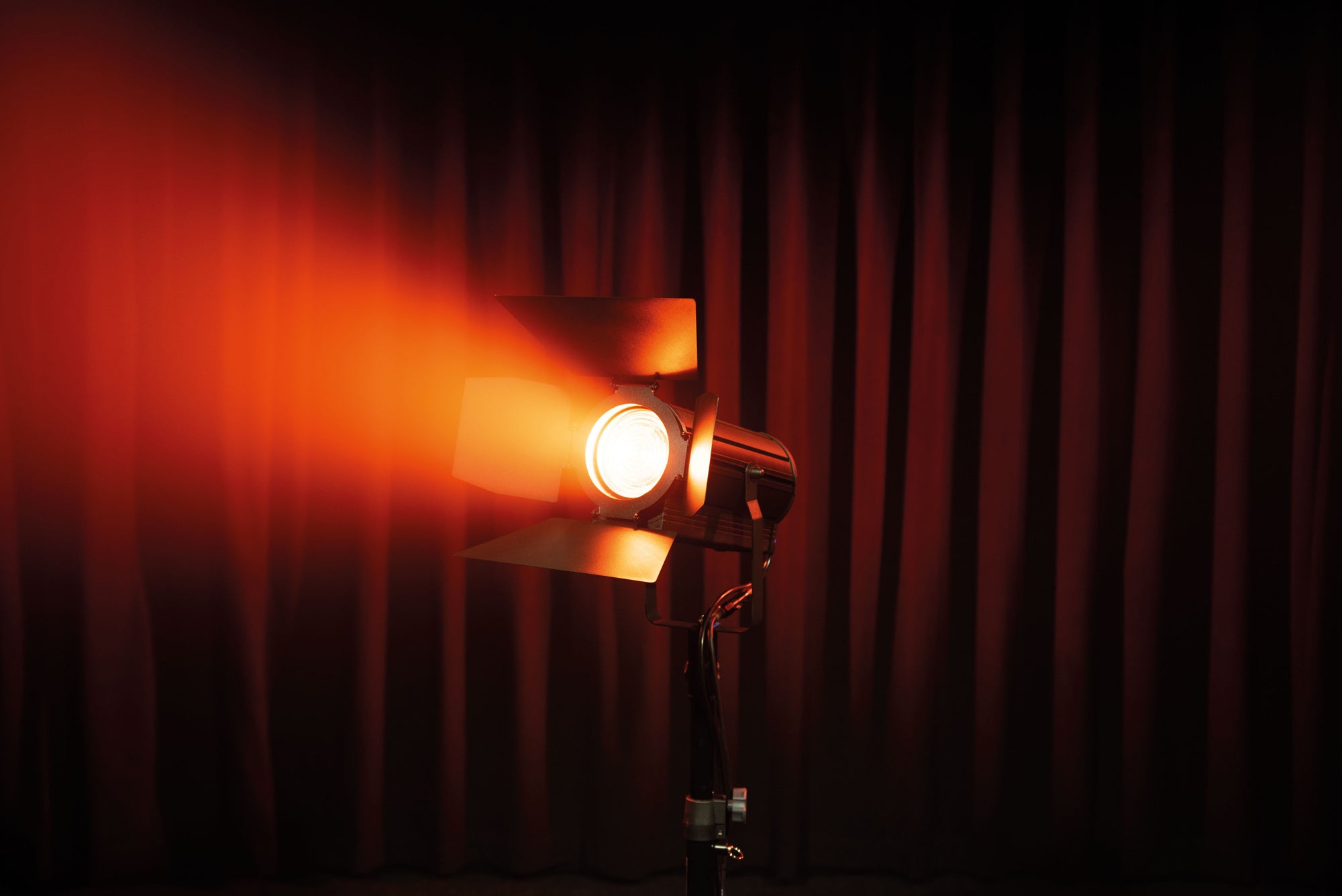 SHOWTEC ACT Fresnel 150 RGBAL Compact 150 W RGBAL Theatre LED Fresnel Fresnel LED da teatro RGBAL da 150 W compatto