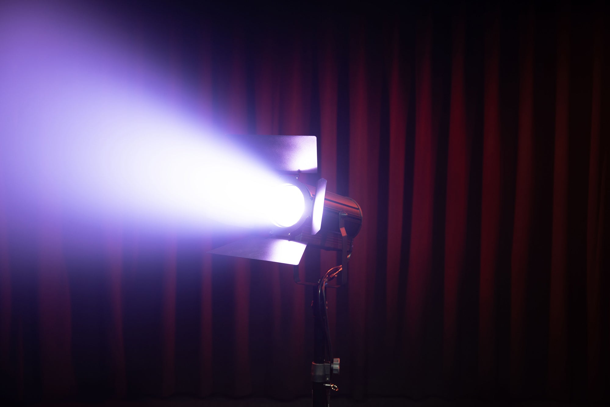 SHOWTEC ACT Fresnel 150 RGBAL Compact 150 W RGBAL Theatre LED Fresnel Fresnel LED da teatro RGBAL da 150 W compatto