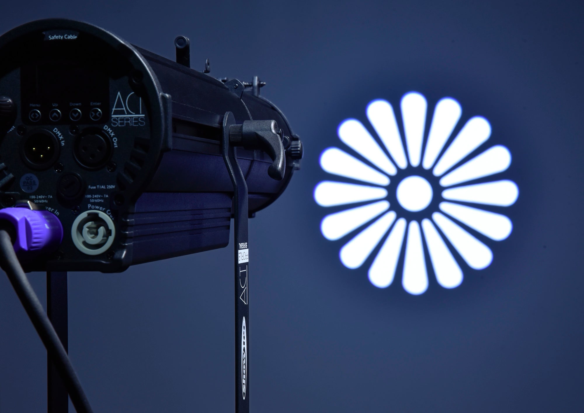 SHOWTEC ACT Profile 50 RGBAL 50 W RGBAL Theatre LED ellipsoidal Sagomatore Teatrale LED 50 W RGBAL