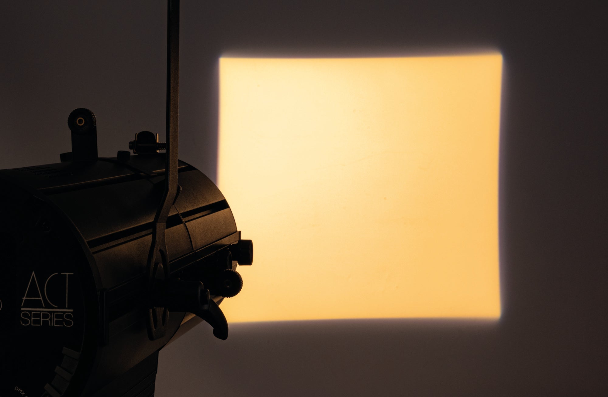 SHOWTEC Act Profile 150W RGBAL Compact 150 W RGBAL Theatre LED Profile Profilo LED teatro RGBAL compatto da 150 W