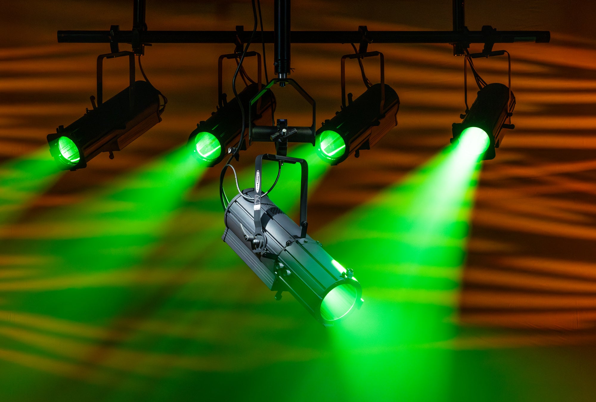 SHOWTEC Act Profile 150W RGBAL Compact 150 W RGBAL Theatre LED Profile Profilo LED teatro RGBAL compatto da 150 W