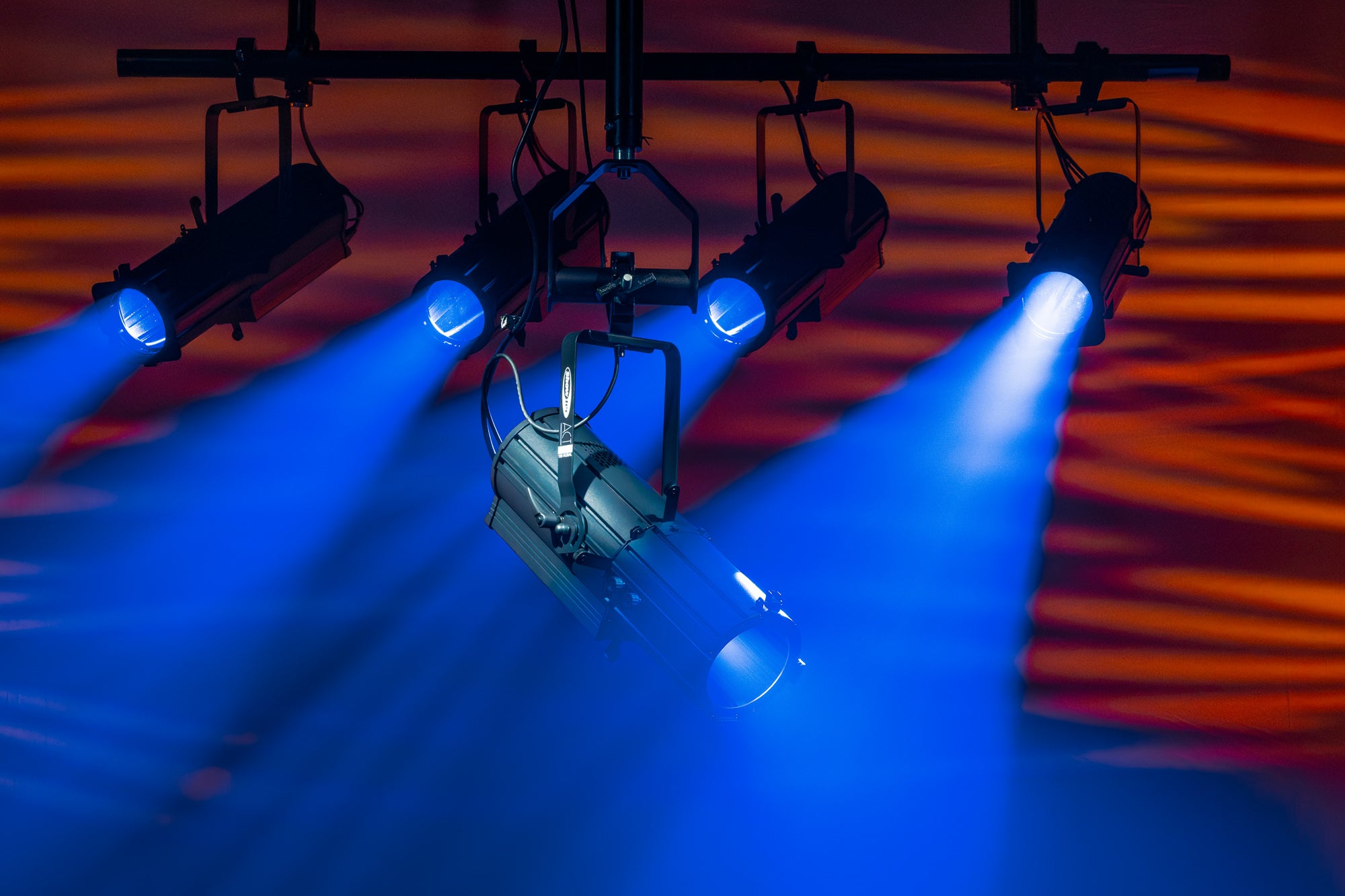 SHOWTEC Act Profile 150W RGBAL Compact 150 W RGBAL Theatre LED Profile Profilo LED teatro RGBAL compatto da 150 W
